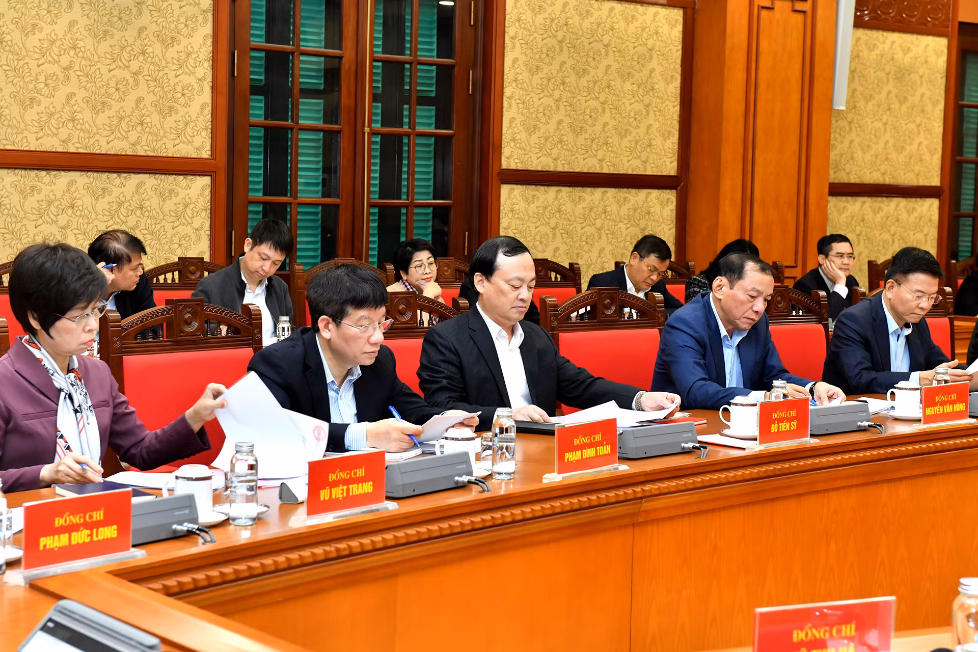 Các thành viên Tiểu ban Tổ chức phục vụ Đại hội XIV của Đảng tham dự phiên họp.
