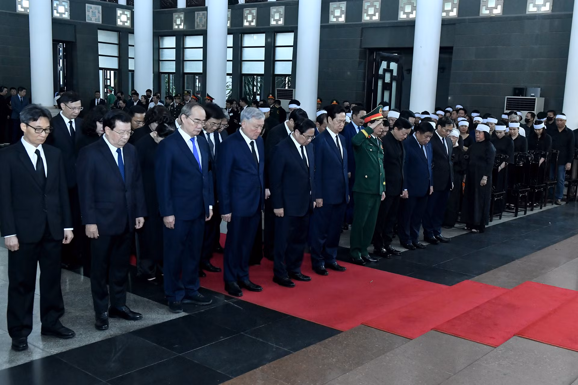 Đoàn Chính phủ do đồng chí Phạm Minh Chính, Ủy viên Bộ Chính trị, Thủ tướng Chính phủ làm Trưởng đoàn viếng đồng chí Trần Đức Lương. Đoàn Chính phủ do đồng chí Phạm Minh Chính, Ủy viên Bộ Chính trị, Thủ tướng Chính phủ làm Trưởng đoàn viếng đồng chí Trần Đức Lương.