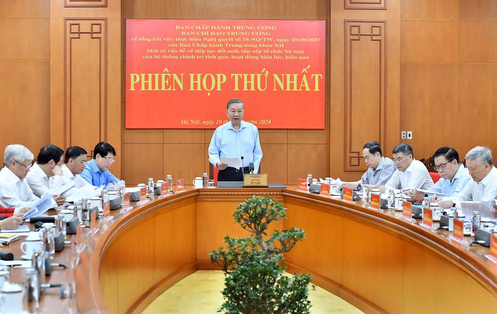 Tổng Bí thư Tô Lâm chủ trì Phiên họp thứ nhất Ban Chỉ đạo Trung ương tổng kết việc thực hiện Nghị quyết số 18-NQ/TW, ngày 25/10/2017 của Ban Chấp hành Trung ương khóa XII về một số vấn đề về tiếp tục đổi mới, sắp xếp tổ chức bộ máy của hệ thống chính trị tinh gọn, hoạt động hiệu lực, hiệu quả.