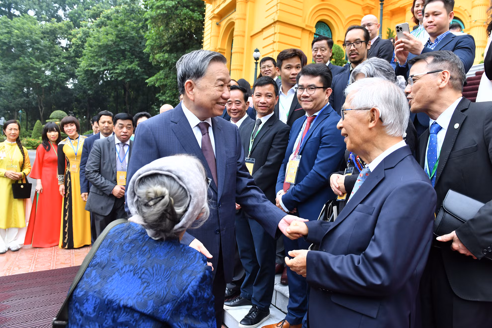 Tổng Bí thư, Chủ tịch nước Tô Lâm với Đoàn kiều bào tiêu biểu về dự Hội nghị người Việt Nam ở nước ngoài toàn thế giới lần thứ 4 và Diễn đàn Trí thức và chuyên gia Việt Nam ở nước ngoài. Tổng Bí thư, Chủ tịch nước Tô Lâm với Đoàn kiều bào tiêu biểu về dự Hội nghị người Việt Nam ở nước ngoài toàn thế giới lần thứ 4 và Diễn đàn Trí thức và chuyên gia Việt Nam ở nước ngoài.