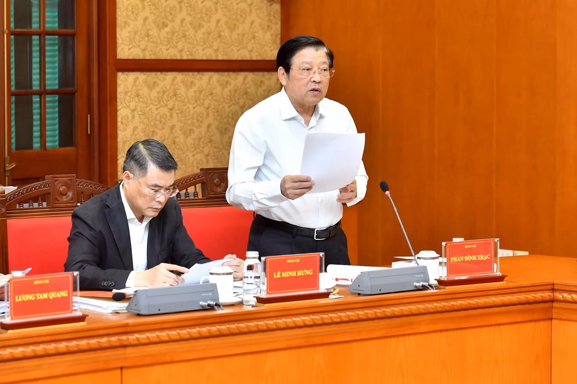 Đồng chí Phan Đình Trạc, Ủy viên Bộ Chính trị, Bí thư Trung ương Đảng, Trưởng Ban Nội chính Trung ương trình bày báo cáo tại cuộc họp.