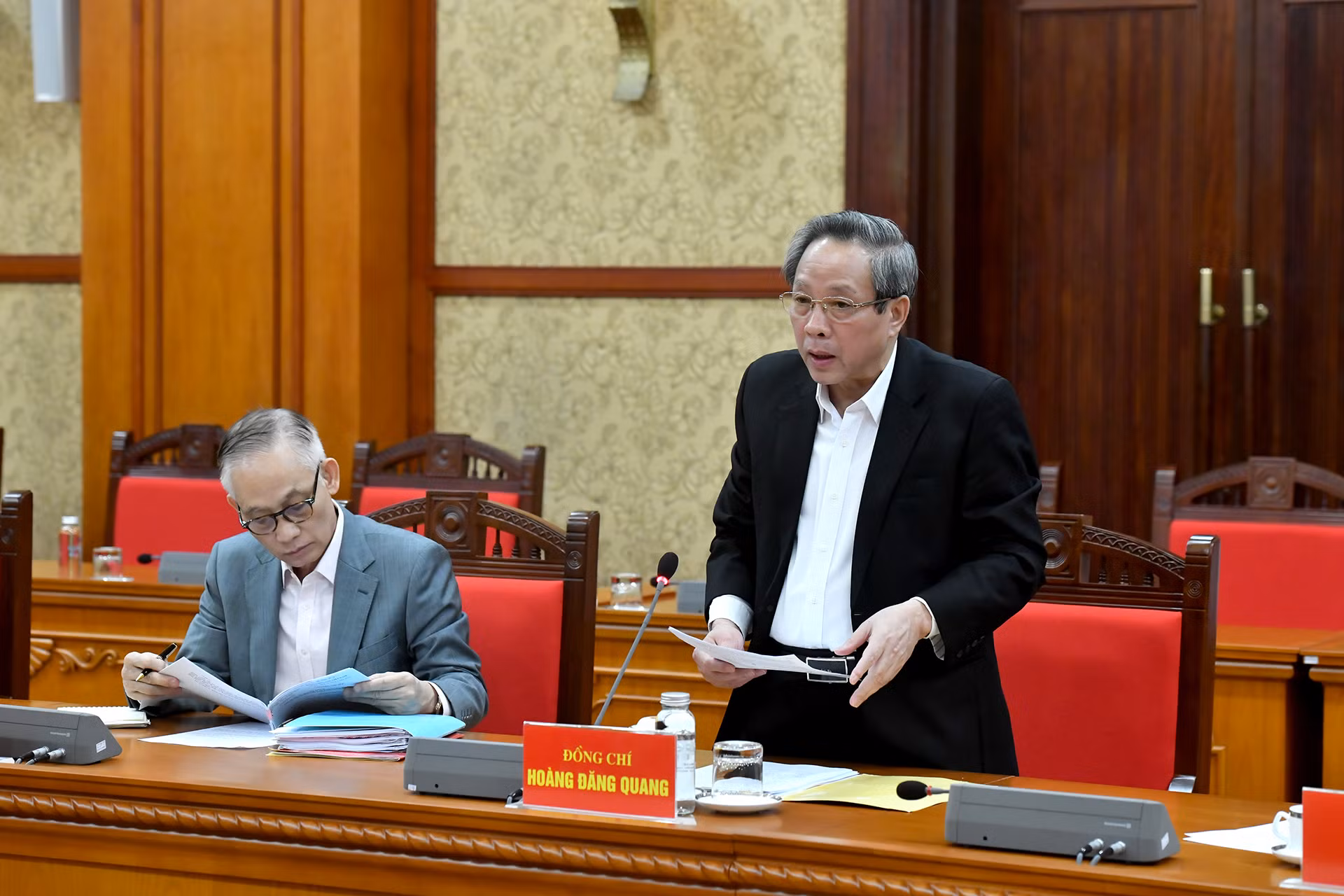 Đồng chí Hoàng Đăng Quang, Ủy viên Trung ương Đảng, Phó Trưởng ban Thường trực Ban Tổ chức Trung ương trình bày báo cáo tại cuộc họp. Đồng chí Hoàng Đăng Quang, Ủy viên Trung ương Đảng, Phó Trưởng ban Thường trực Ban Tổ chức Trung ương trình bày báo cáo tại cuộc họp.