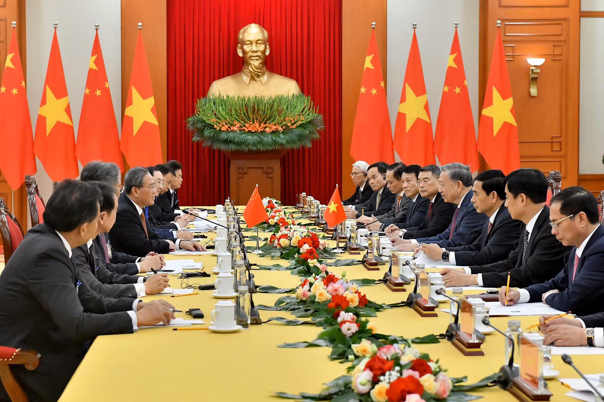 Quang cảnh buổi tiếp tại Trụ sở Trung ương Đảng. Quang cảnh buổi tiếp tại Trụ sở Trung ương Đảng.