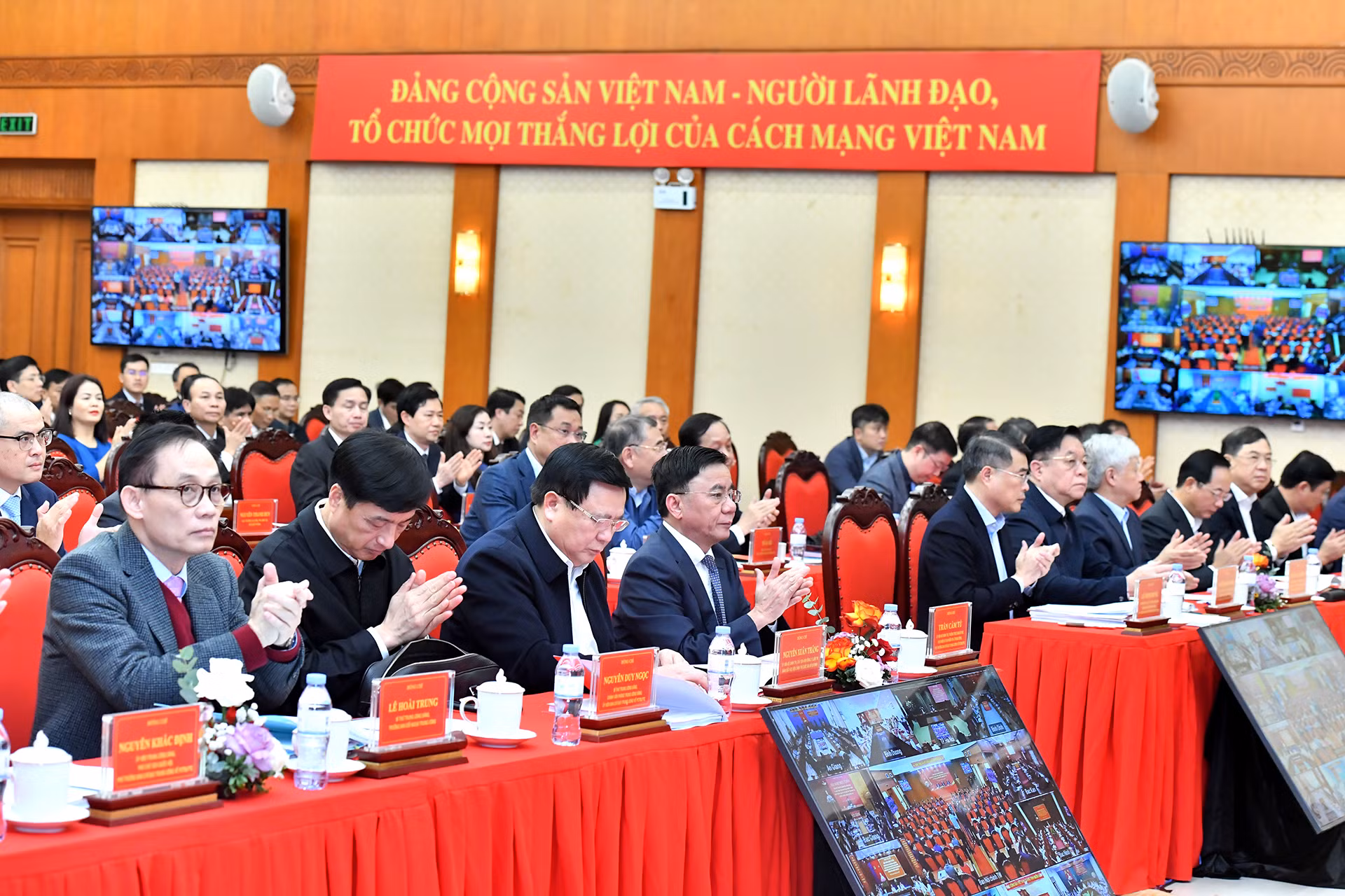 Các đồng chí lãnh đạo Đảng, Nhà nước và các đại biểu tham dự hội nghị.