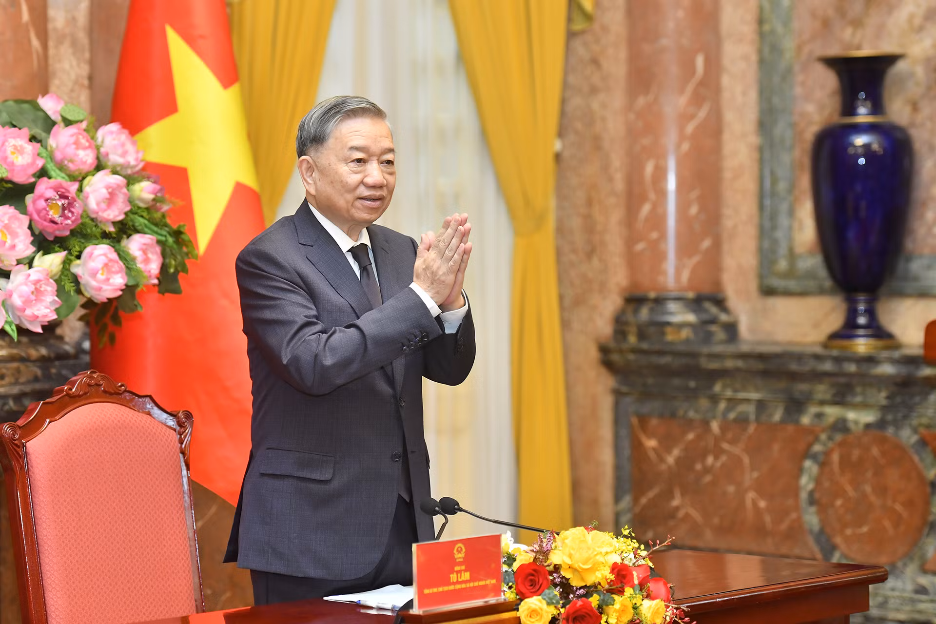 Tổng Bí thư, Chủ tịch nước Tô Lâm dự buổi gặp mặt đoàn đại biểu được tôn vinh trong phong trào thi đua “Tham mưu giỏi, phục vụ tốt” giai đoạn 2019-2024. Tổng Bí thư, Chủ tịch nước Tô Lâm dự buổi gặp mặt đoàn đại biểu được tôn vinh trong phong trào thi đua “Tham mưu giỏi, phục vụ tốt” giai đoạn 2019-2024.