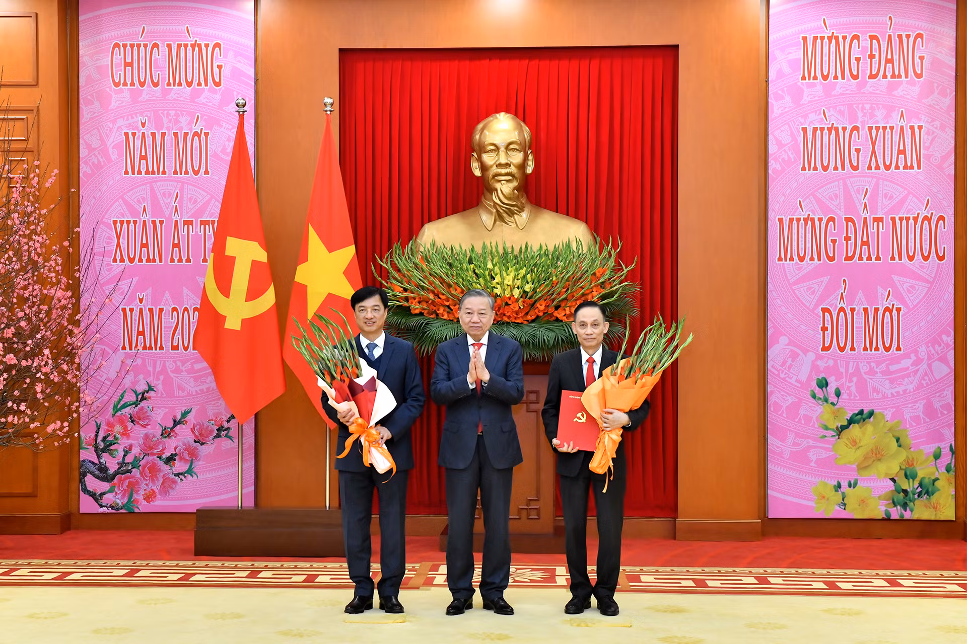 Tổng Bí thư Tô Lâm chúc mừng đồng chí Nguyễn Duy Ngọc hoàn thành xuất sắc cương vị Chánh Văn phòng Trung ương Đảng, được bầu giữ chức Ủy viên Bộ Chính trị và Chủ nhiệm Ủy ban Kiểm tra Trung ương; trao Quyết định về chức năng, nhiệm vụ, tổ chức bộ máy của Văn phòng Trung ương Đảng và chúc mừng đồng chí Lê Hoài Trung, Bí thư Trung ương Đảng được bổ nhiệm giữ chức Chánh văn phòng Trung ương Đảng. Tổng Bí thư Tô Lâm chúc mừng đồng chí Nguyễn Duy Ngọc hoàn thành xuất sắc cương vị Chánh Văn phòng Trung ương Đảng, được bầu giữ chức Ủy viên Bộ Chính trị và Chủ nhiệm Ủy ban Kiểm tra Trung ương; trao Quyết định về chức năng, nhiệm vụ, tổ chức bộ máy của Văn phòng Trung ương Đảng và chúc mừng đồng chí Lê Hoài Trung, Bí thư Trung ương Đảng được bổ nhiệm giữ chức Chánh văn phòng Trung ương Đảng.