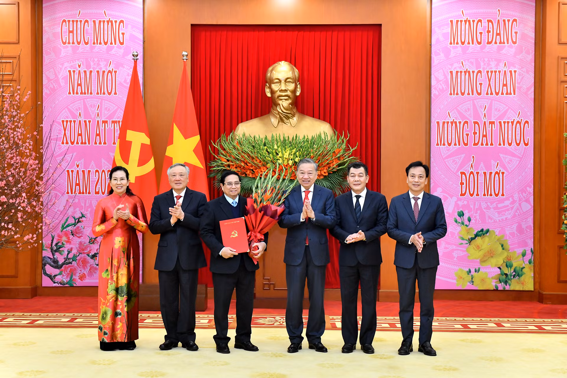 Tổng Bí thư Tô Lâm trao Quyết định thành lập Đảng bộ, tổ chức bộ máy, chức năng nhiệm vụ và chỉ định Bí thư, các Phó Bí thư Đảng ủy Chính phủ nhiệm kỳ 2020-2025. Tổng Bí thư Tô Lâm trao Quyết định thành lập Đảng bộ, tổ chức bộ máy, chức năng nhiệm vụ và chỉ định Bí thư, các Phó Bí thư Đảng ủy Chính phủ nhiệm kỳ 2020-2025.