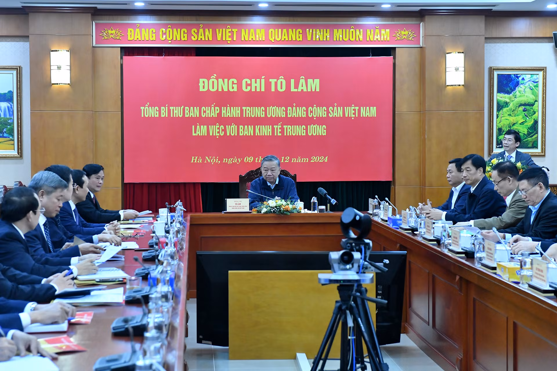 Tổng Bí thư Tô Lâm chủ trì buổi làm việc với Ban Kinh tế Trung ương. Tổng Bí thư Tô Lâm chủ trì buổi làm việc với Ban Kinh tế Trung ương.
