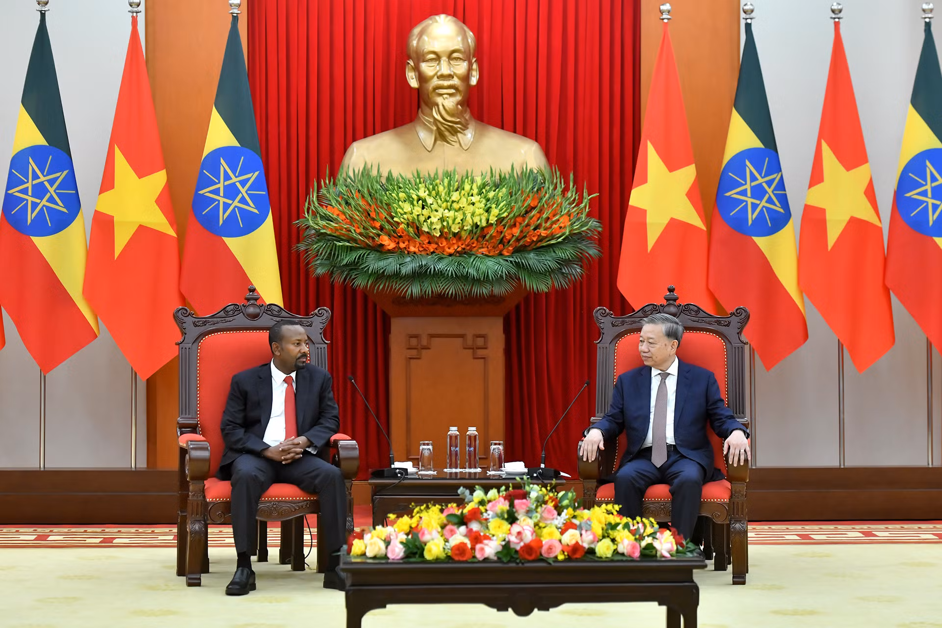 Tổng Bí thư Tô Lâm tiếp Thủ tướng Ethiopia Abiy Ahmed Ali. Tổng Bí thư Tô Lâm tiếp Thủ tướng Ethiopia Abiy Ahmed Ali.