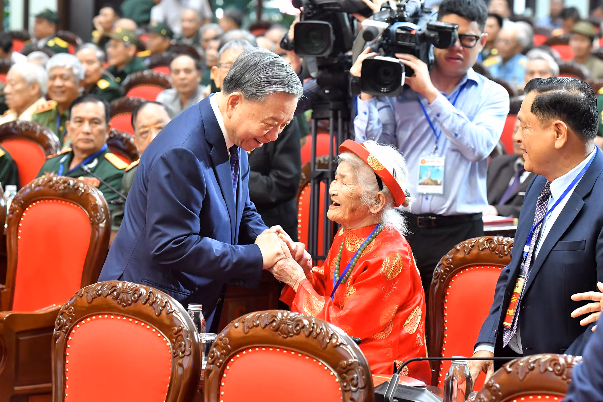 Tổng Bí thư Tô Lâm thăm hỏi Mẹ Việt Nam Anh hùng tham dự chương trình.