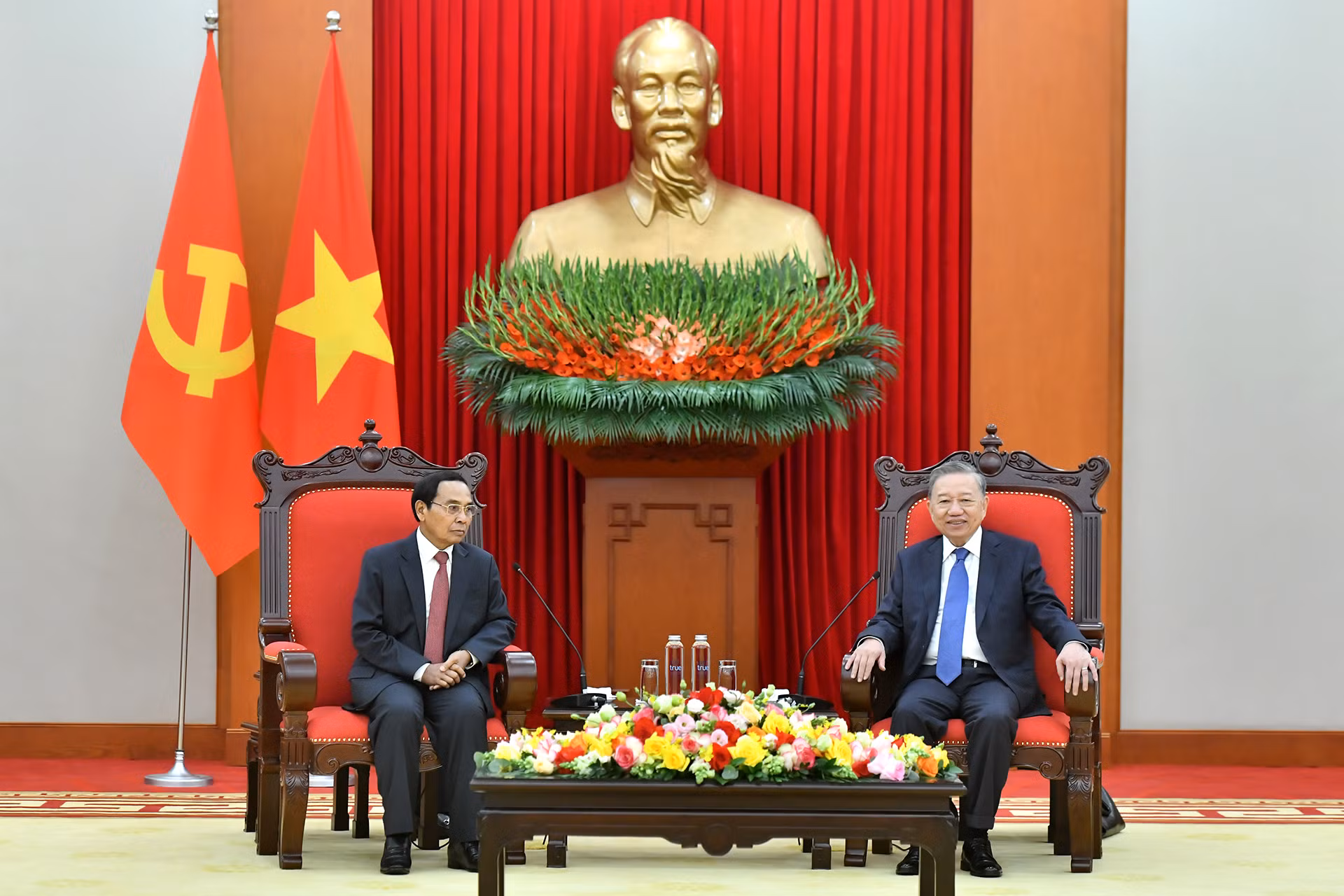 Tổng Bí thư Tô Lâm tiếp đồng chí Bounthon Chitmany, Ủy viên Bộ Chính trị, Thường trực Ban Bí thư Đảng Nhân dân cách mạng Lào, Phó Chủ tịch nước Lào. Tổng Bí thư Tô Lâm tiếp đồng chí Bounthon Chitmany, Ủy viên Bộ Chính trị, Thường trực Ban Bí thư Đảng Nhân dân cách mạng Lào, Phó Chủ tịch nước Lào.