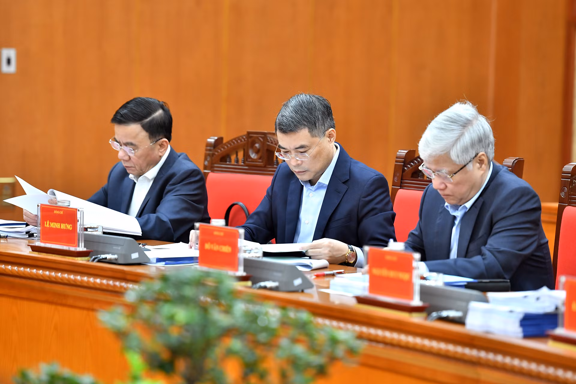 Các đồng chí thành viên Ban Chỉ đạo tham dự phiên họp.