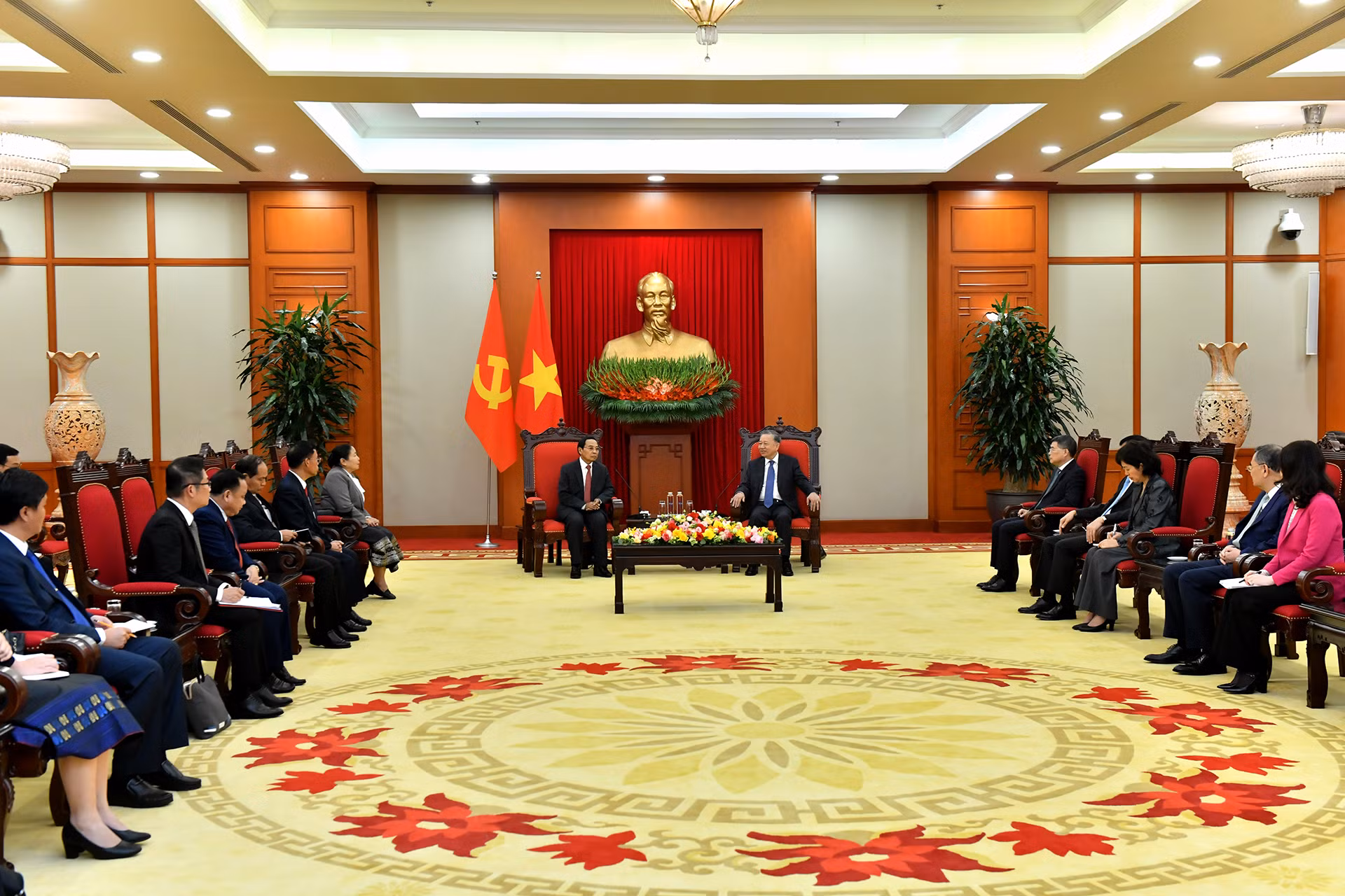 Quang cảnh buổi tiếp tại Trụ sở Trung ương Đảng. Quang cảnh buổi tiếp tại Trụ sở Trung ương Đảng.