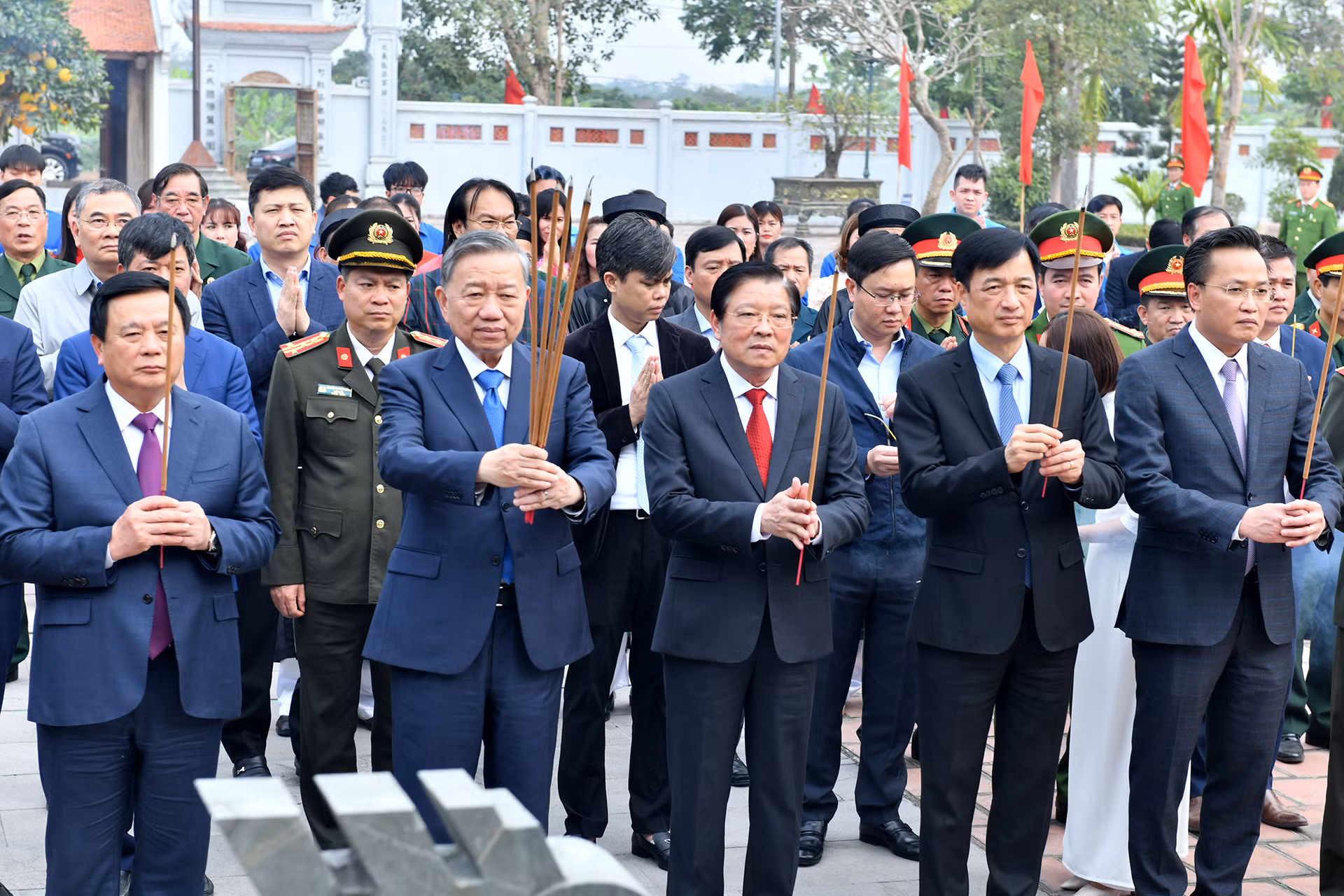 Tổng Bí thư Tô Lâm dâng hương tại Đền thờ Triệu Việt Vương (xã Phạm Hồng Thái, huyện Khoái Châu).