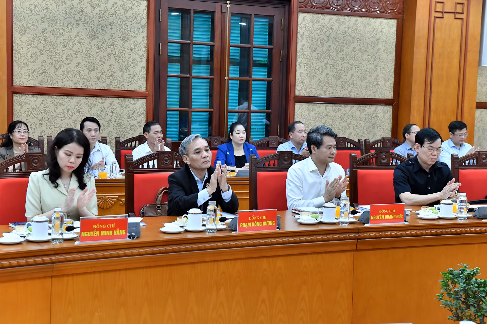 Các đại biểu tham dự cuộc làm việc.