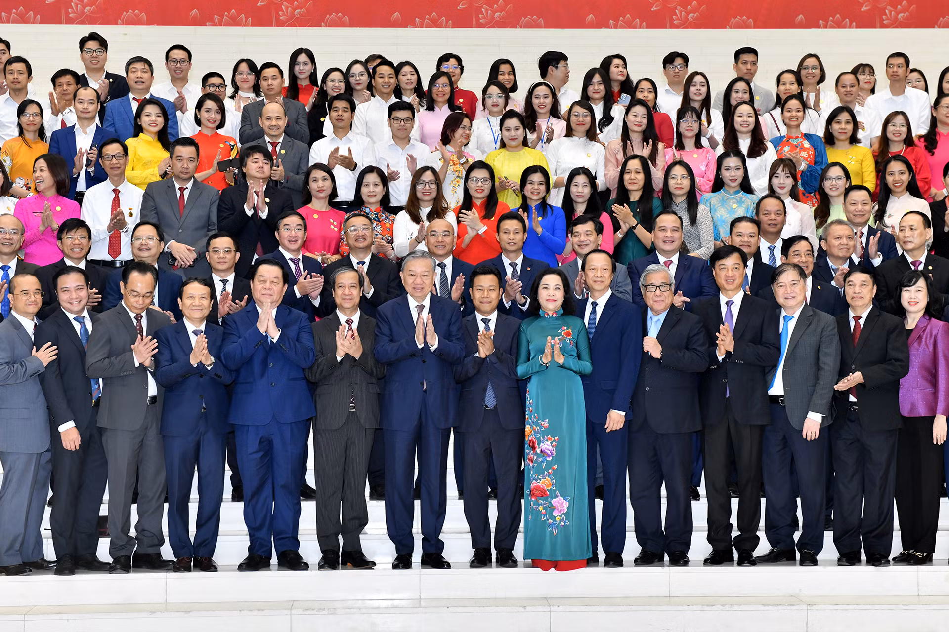 Tổng Bí thư Tô Lâm với đại diện nhà giáo, cán bộ quản lý giáo dục nhân Ngày Nhà giáo Việt Nam 20/11.
