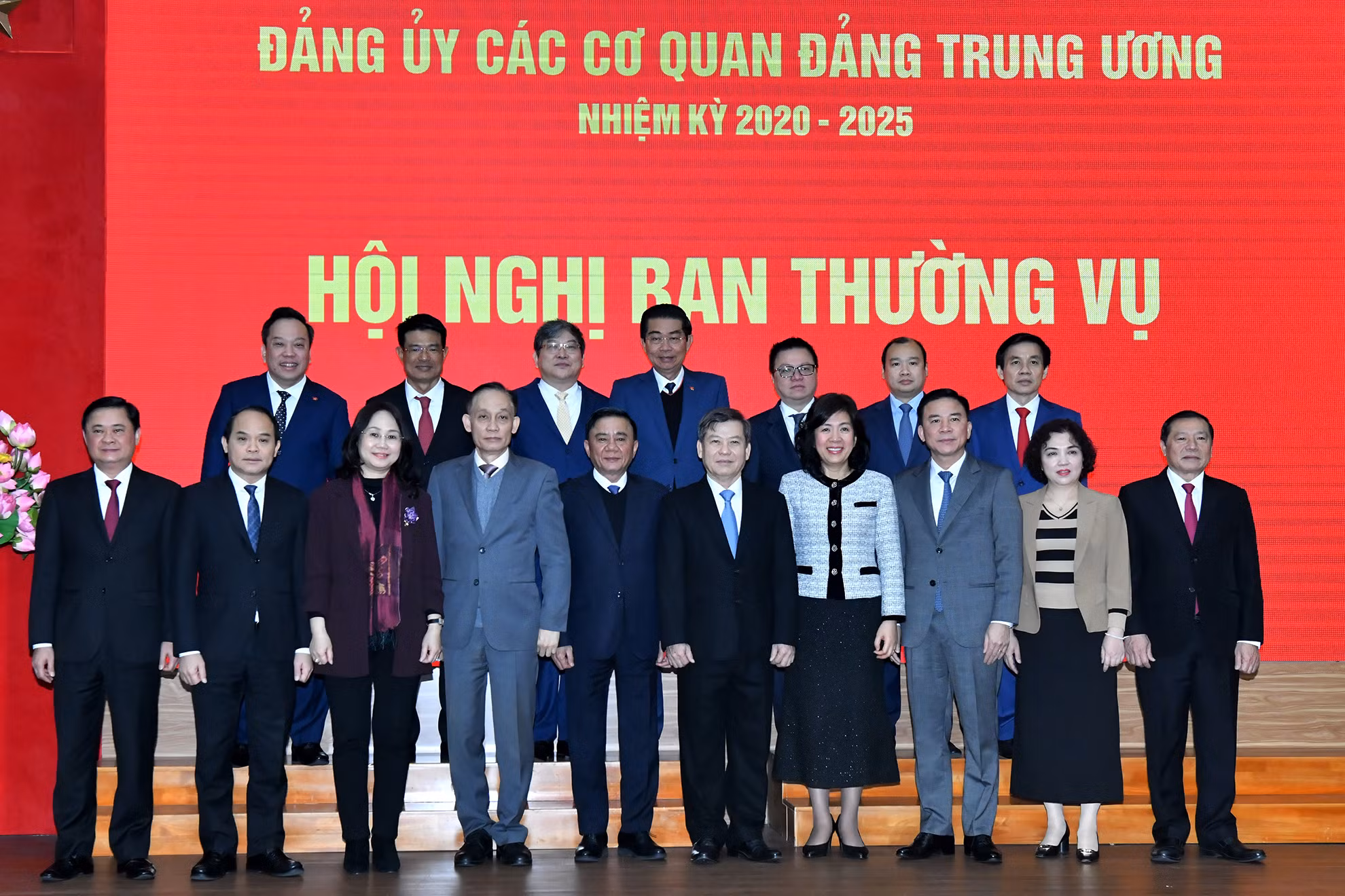 Đồng chí Trần Cẩm Tú, Ủy viên Bộ Chính trị, Thường trực Ban Bí thư, Bí thư Đảng ủy các cơ quan Đảng Trung ương và các đồng chí Ban thường vụ Đảng ủy các cơ quan Đảng Trung ương dự hội nghị.