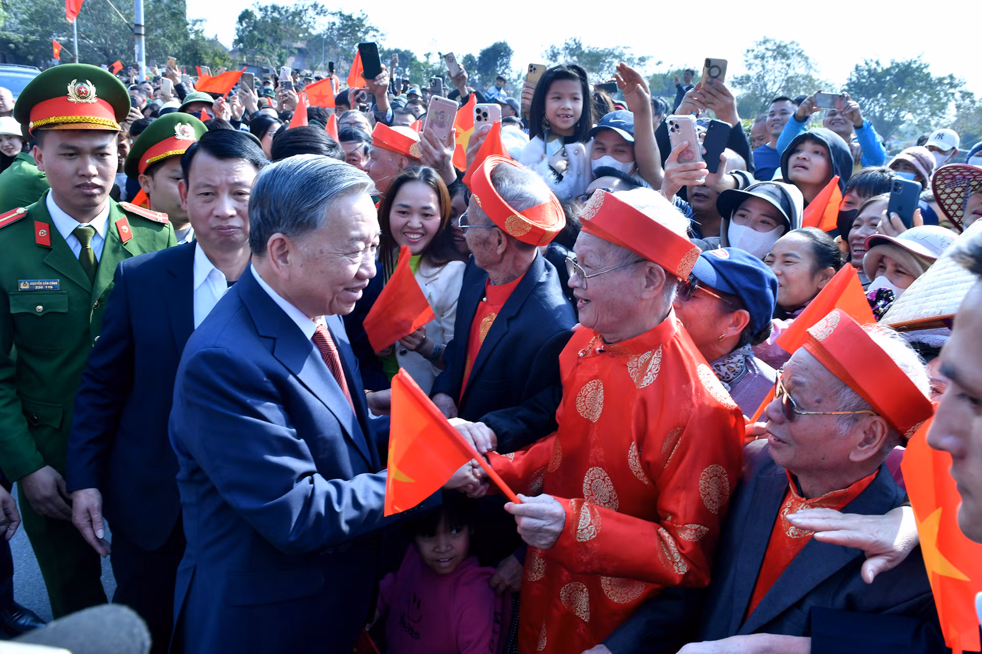 Tổng Bí thư Tô Lâm với nhân dân thành phố Từ Sơn, tỉnh Bắc Ninh. Tổng Bí thư Tô Lâm với nhân dân thành phố Từ Sơn, tỉnh Bắc Ninh.