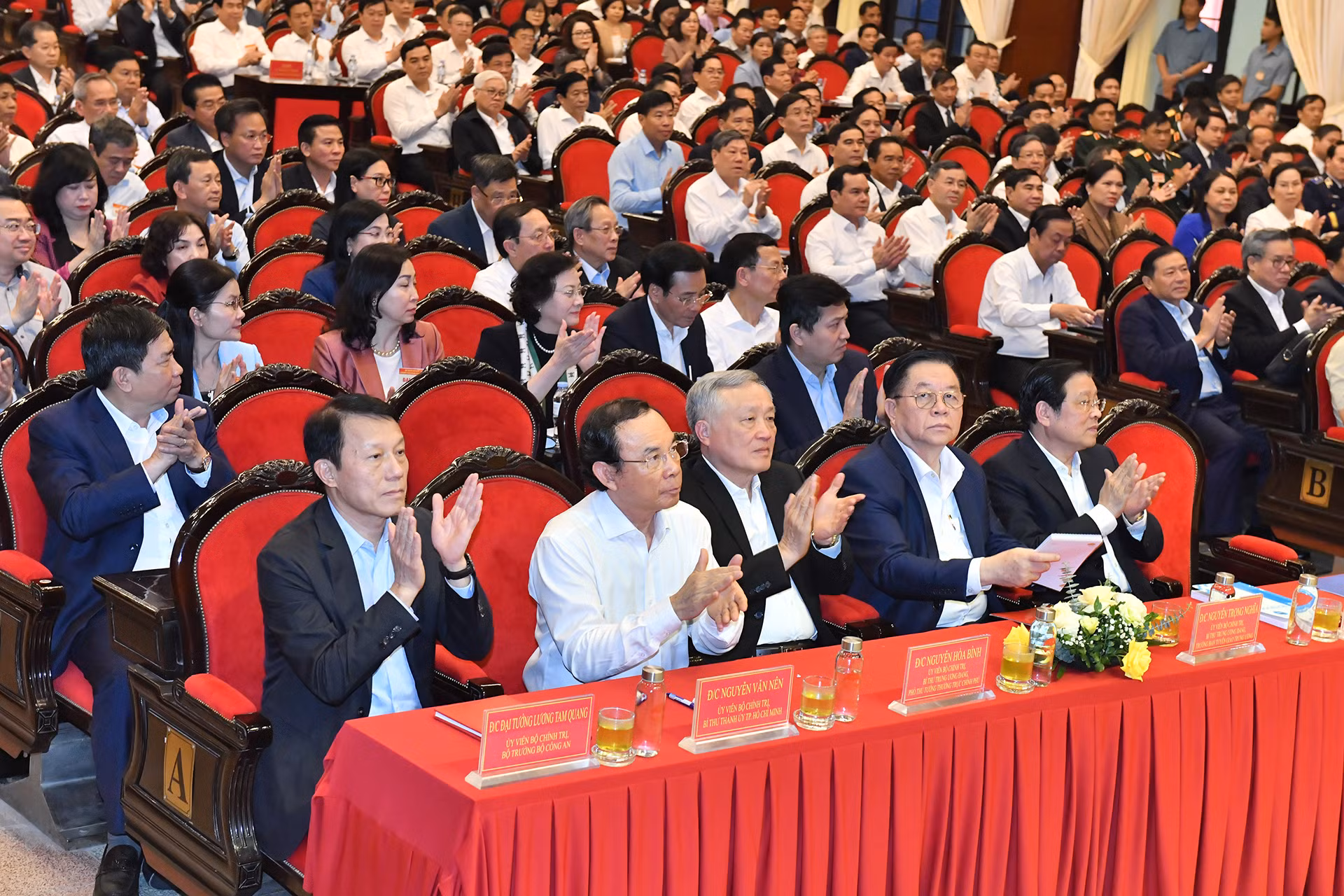 Các đồng chí lãnh đạo Đảng, Nhà nước và các đại biểu tham dự hội nghị.