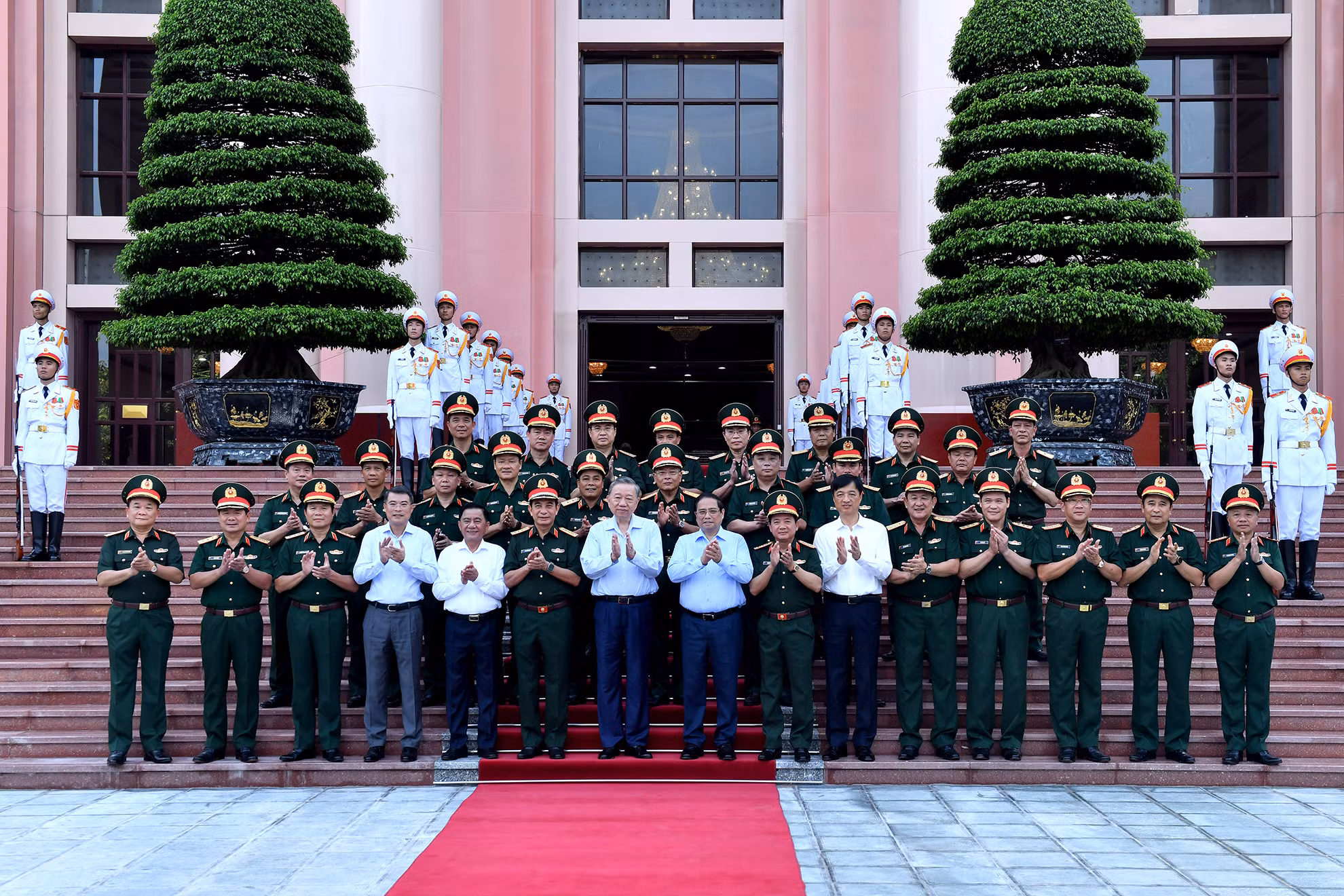 Tổng Bí thư, Chủ tịch nước Tô Lâm, Thủ tướng Phạm Minh Chính cùng các đồng chí lãnh đạo Đảng, Nhà nước và các đại biểu tham dự hội nghị. Tổng Bí thư, Chủ tịch nước Tô Lâm, Thủ tướng Phạm Minh Chính cùng các đồng chí lãnh đạo Đảng, Nhà nước và các đại biểu tham dự hội nghị.