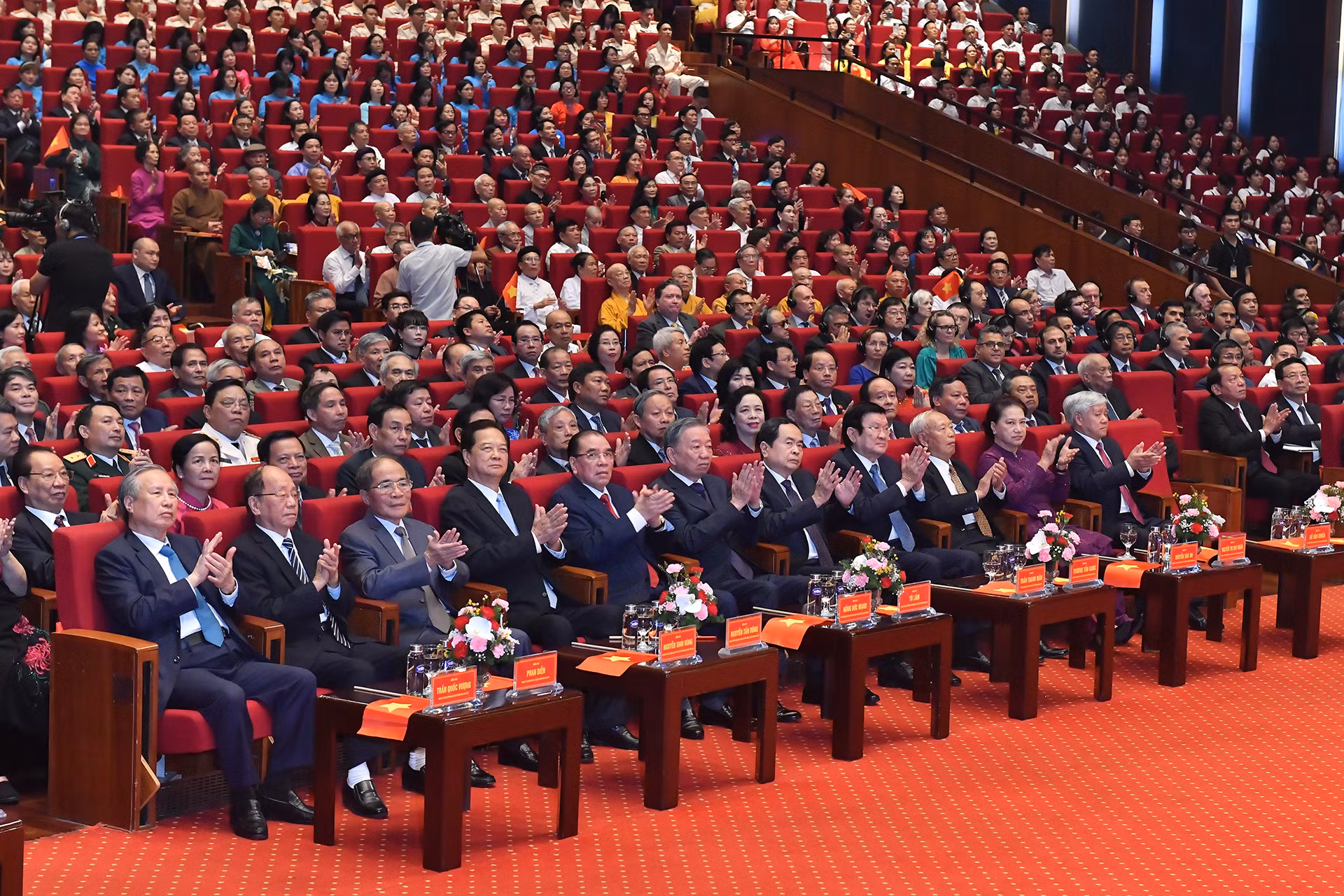 Các đồng chí lãnh đạo, nguyên lãnh đạo Đảng, Nhà nước và các đại biểu dự Lễ kỷ niệm.