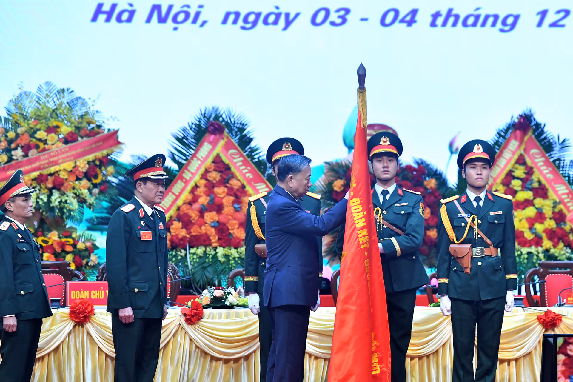 Tổng Bí thư Tô Lâm gắn Huân chương Lao động hạng Nhất lên lá cờ truyền thống Hội Cựu chiến binh Việt Nam.