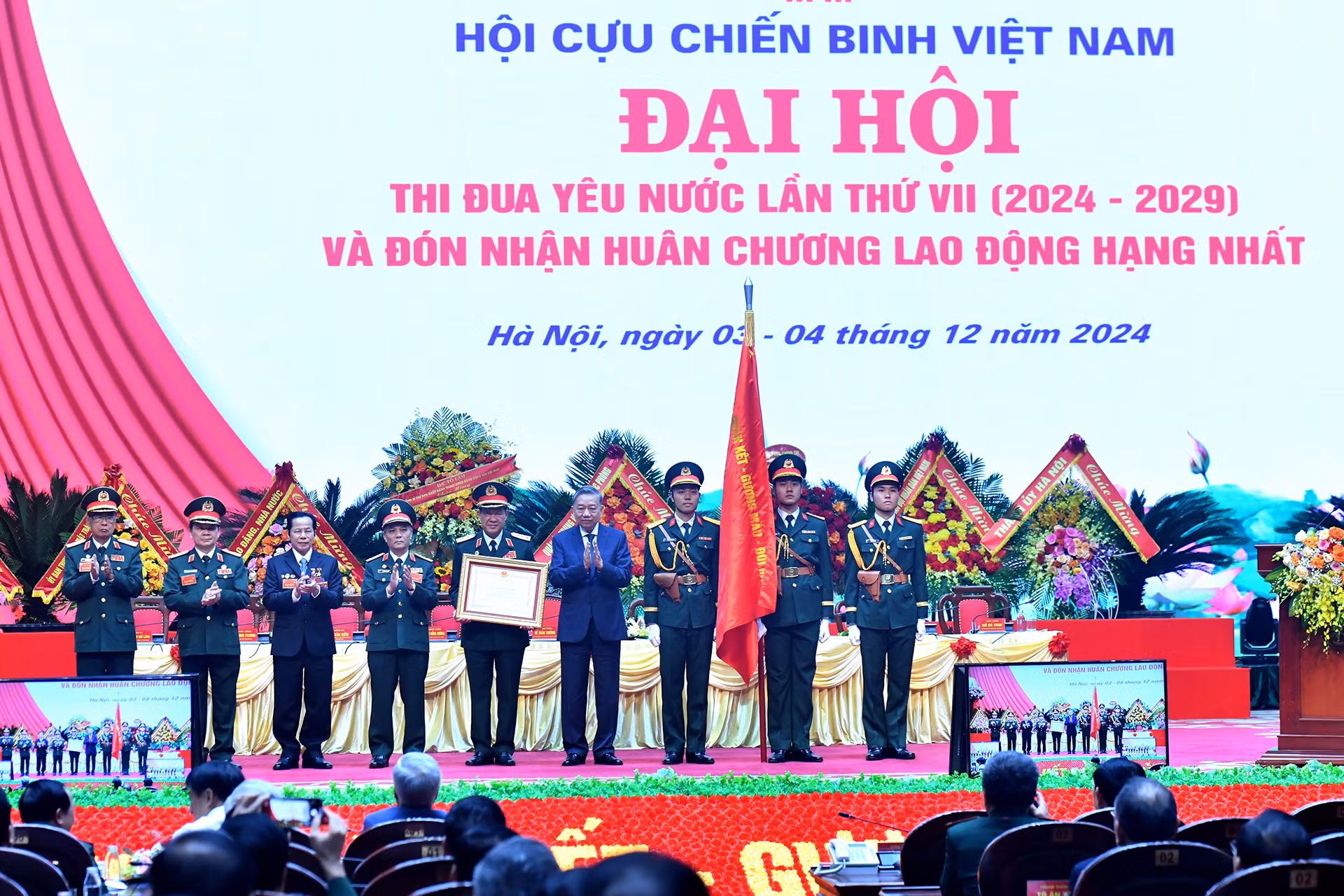 Tổng Bí thư Tô Lâm trao Huân chương Lao động hạng Nhất tặng Hội Cựu chiến binh Việt Nam. 