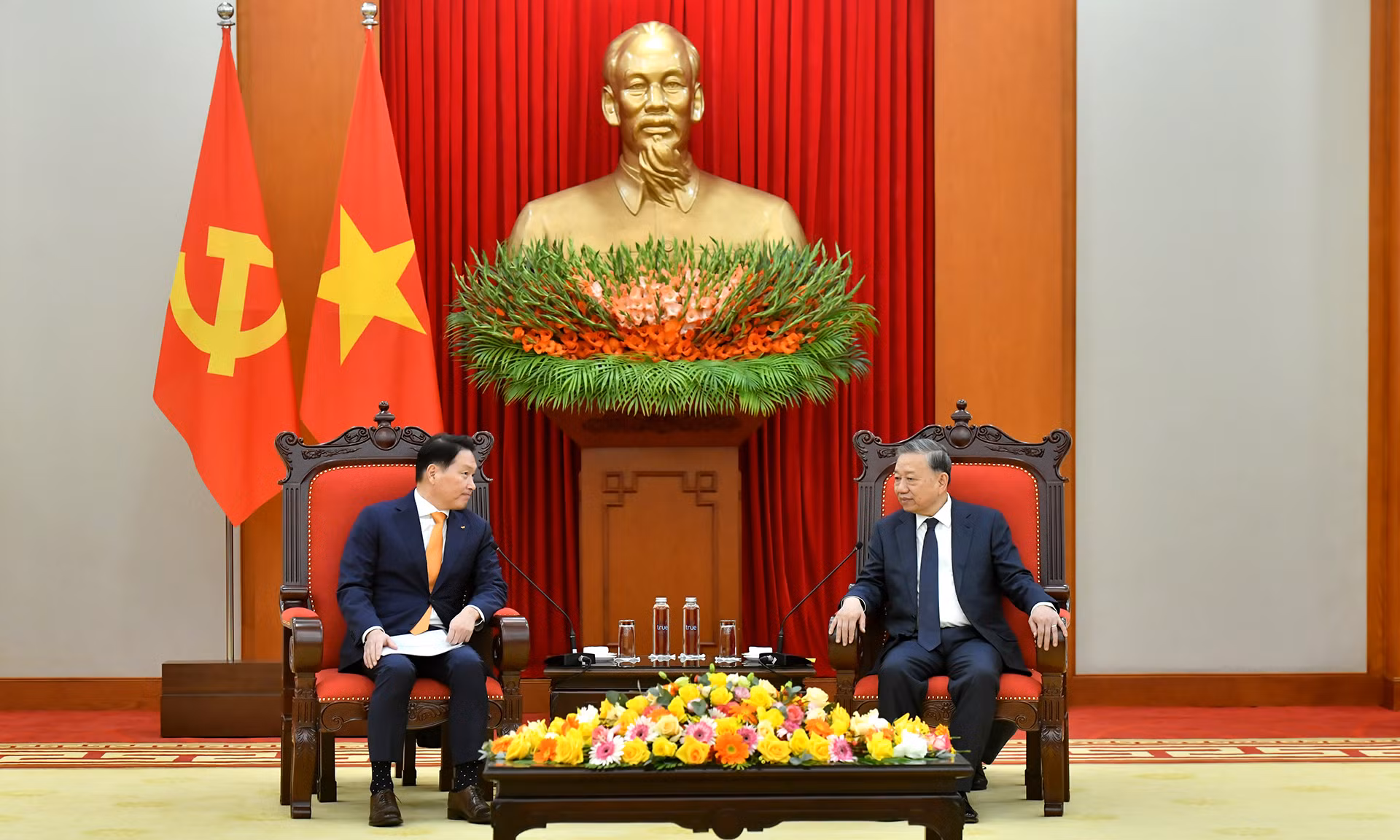Tổng Bí thư Tô Lâm tiếp Chủ tịch Tập đoàn SK Hàn Quốc Chey Tae-won. Tổng Bí thư Tô Lâm tiếp Chủ tịch Tập đoàn SK Hàn Quốc Chey Tae-won.