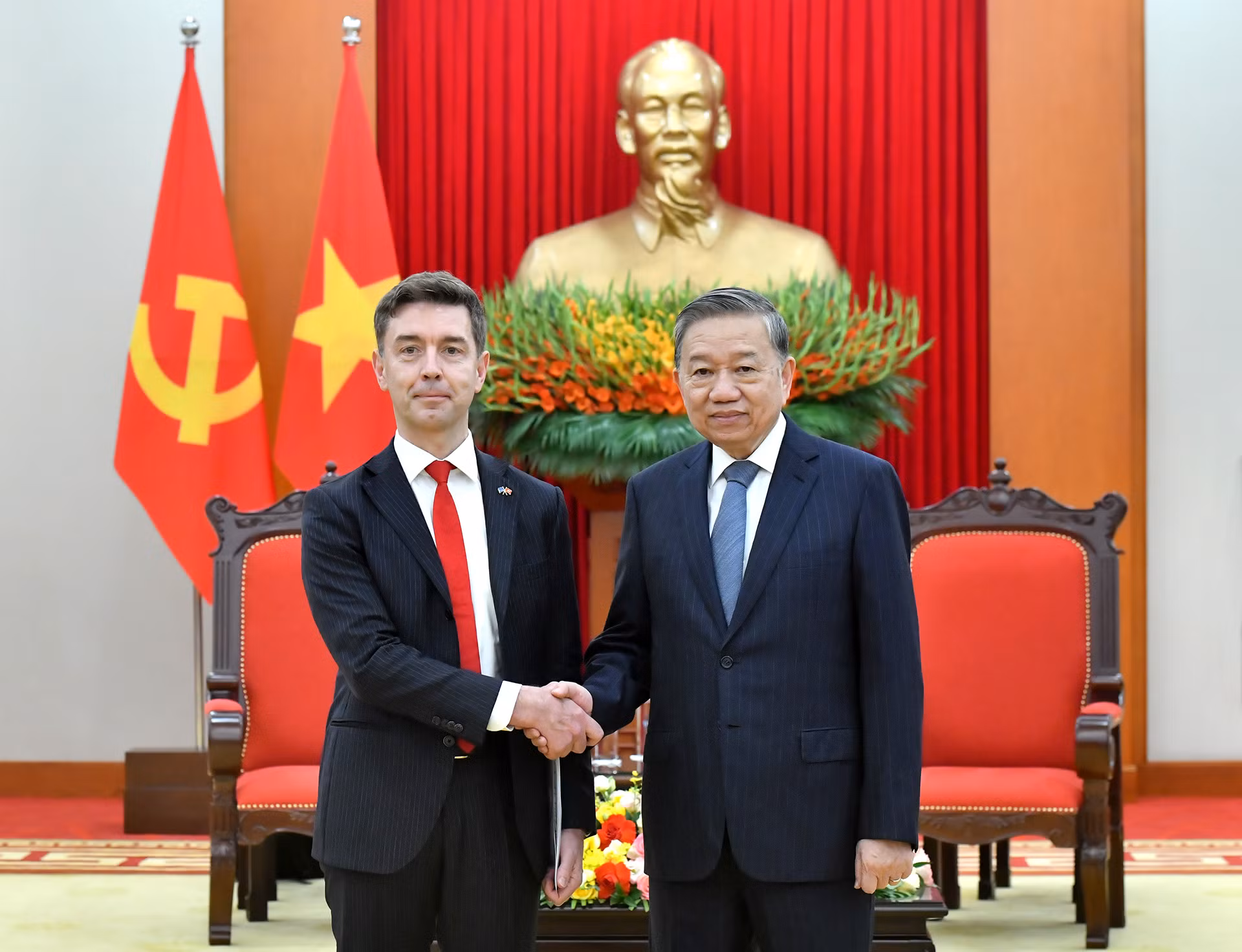 Tổng Bí thư Tô Lâm với Đại sứ Liên minh châu Âu tại Việt Nam Julien Guerrier. Tổng Bí thư Tô Lâm với Đại sứ Liên minh châu Âu tại Việt Nam Julien Guerrier.