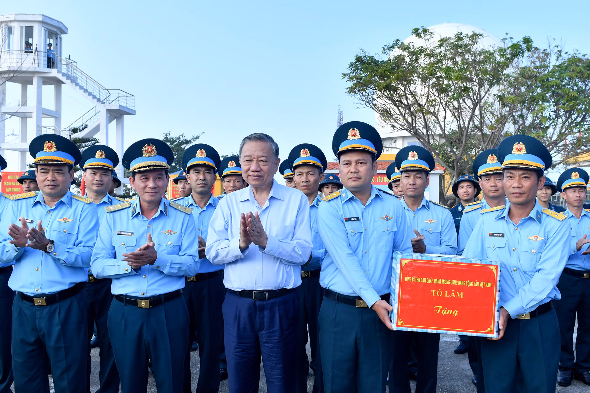 Tổng Bí thư Tô Lâm trao quà, tặng cán bộ, chiến sĩ Trạm Ra-đa 27 tại huyện đảo Bạch Long Vĩ.