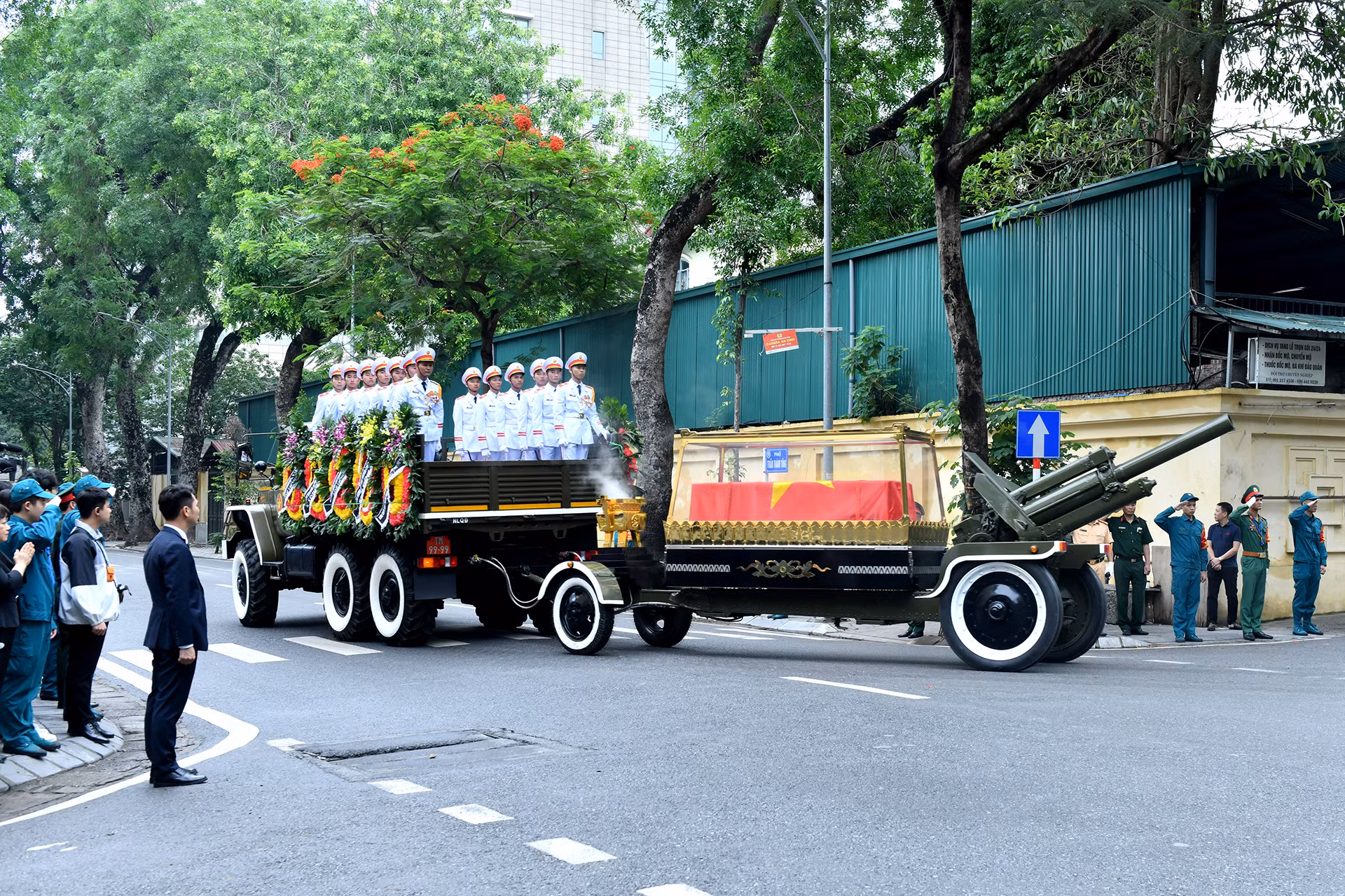 Đưa tiễn linh cữu nguyên Chủ tịch nước Trần Đức Lương về nơi an nghỉ cuối cùng.