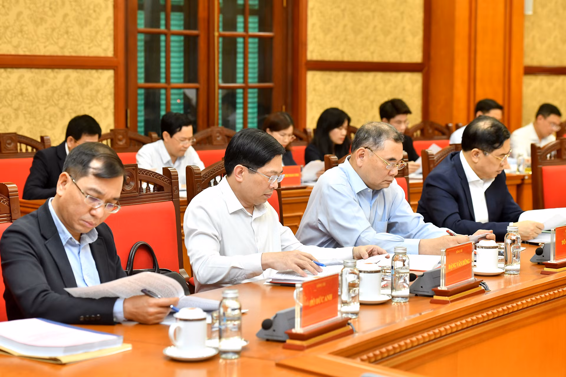 Các đại biểu tham dự cuộc họp.