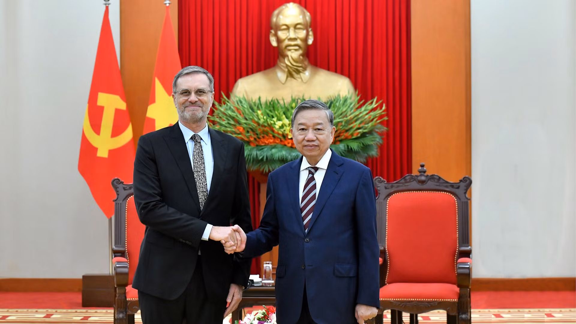 Tổng Bí thư Tô Lâm tiếp Đại sứ Pháp tại Việt Nam Olivier Brochet.