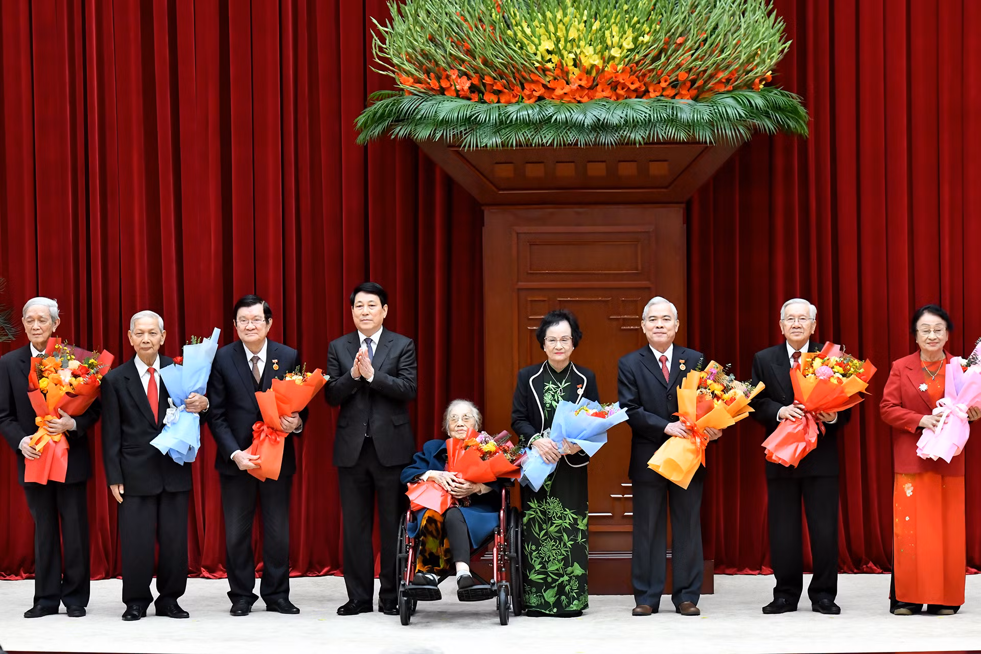 Chủ tịch nước Lương Cường trao Huy hiệu Đảng, tặng các đồng chí nguyên lãnh đạo Đảng, Nhà nước.