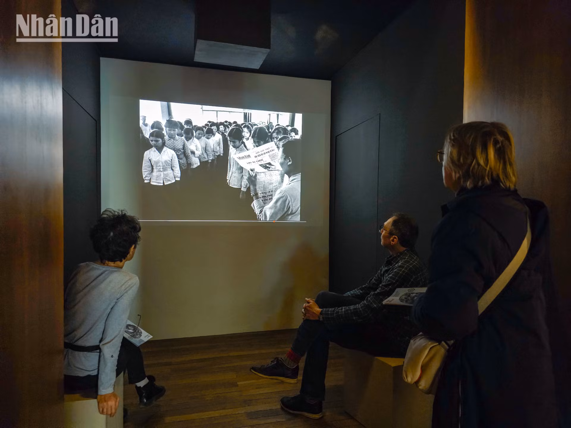 Marc Riboud là một nhiếp ảnh gia người Pháp nổi tiếng với những bức ảnh mang đậm tính nhân văn và đầy tính biểu tượng.