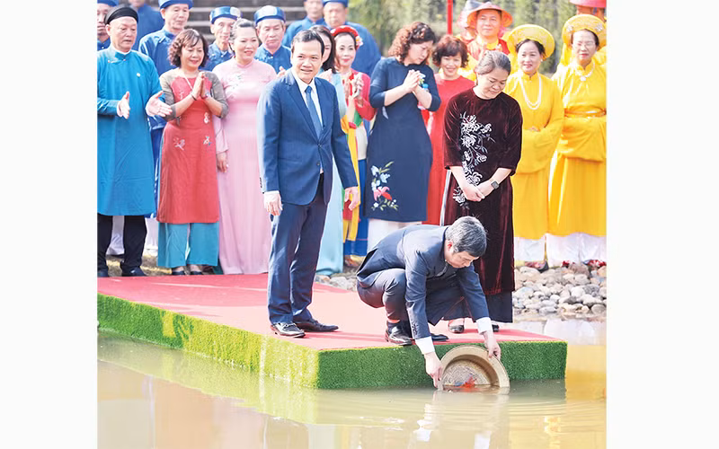 Nghi lễ thả cá chép tại hồ Sen trong Hoàng thành Thăng Long.