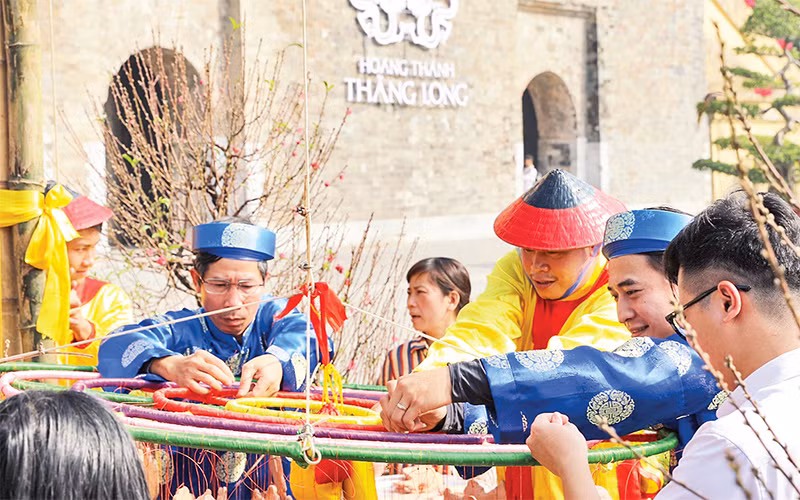 Treo những vật phẩm có tính tượng trưng cho việc xua đuổi tà ma lên cây nêu.