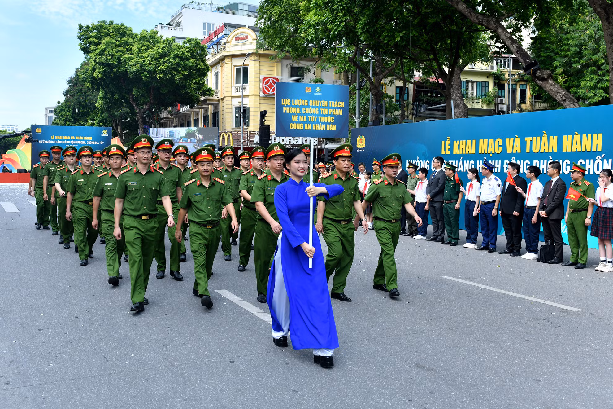 Lực lượng chuyên trách phòng, chống tội phạm về ma túy thuộc Công an nhân dân tham gia tuần hành. Lực lượng chuyên trách phòng, chống tội phạm về ma túy thuộc Công an nhân dân tham gia tuần hành.
