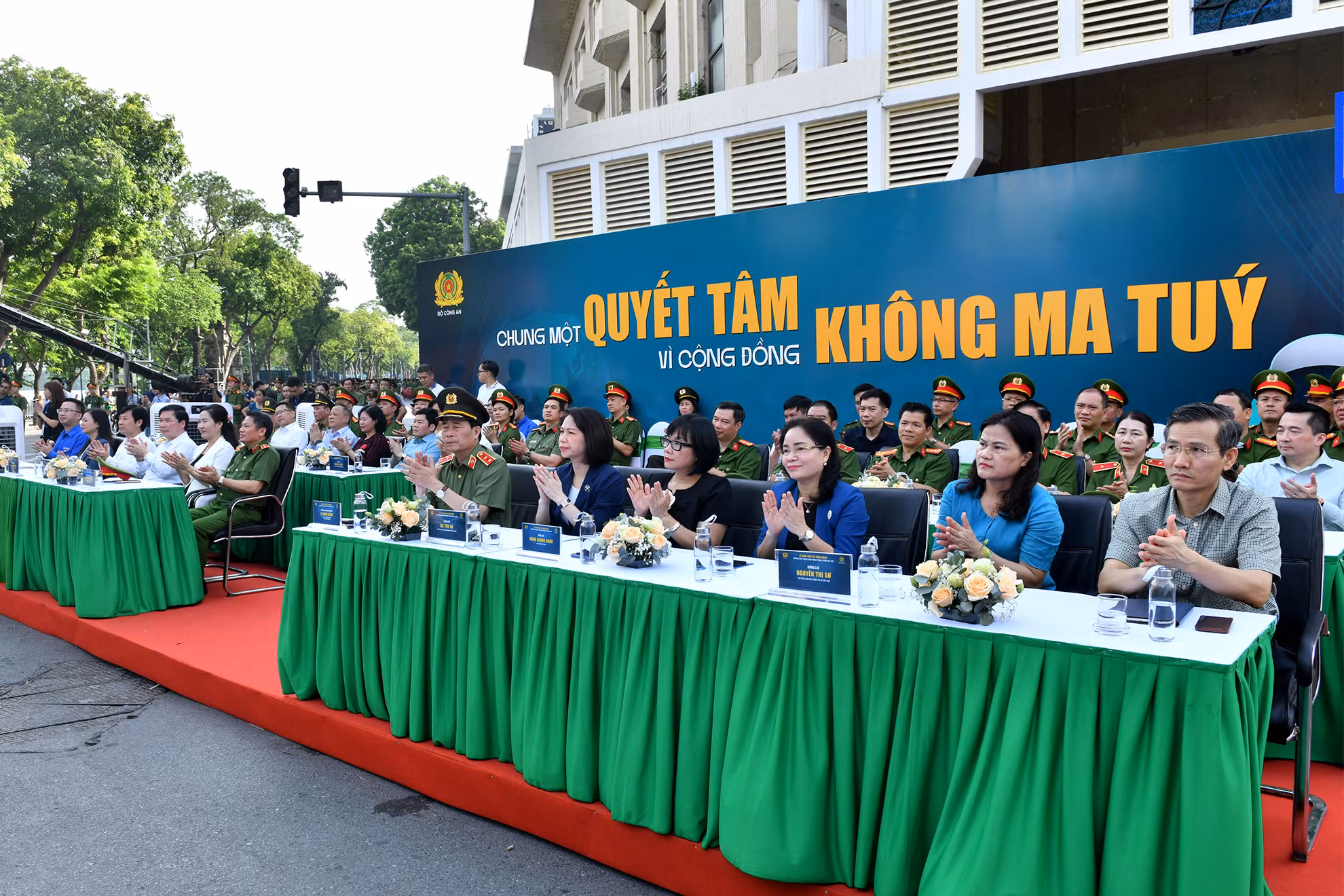 Các đại biểu tham dự lễ khai mạc và tuần hành hưởng ứng Tháng hành động phòng, chống ma túy. Các đại biểu tham dự lễ khai mạc và tuần hành hưởng ứng Tháng hành động phòng, chống ma túy.