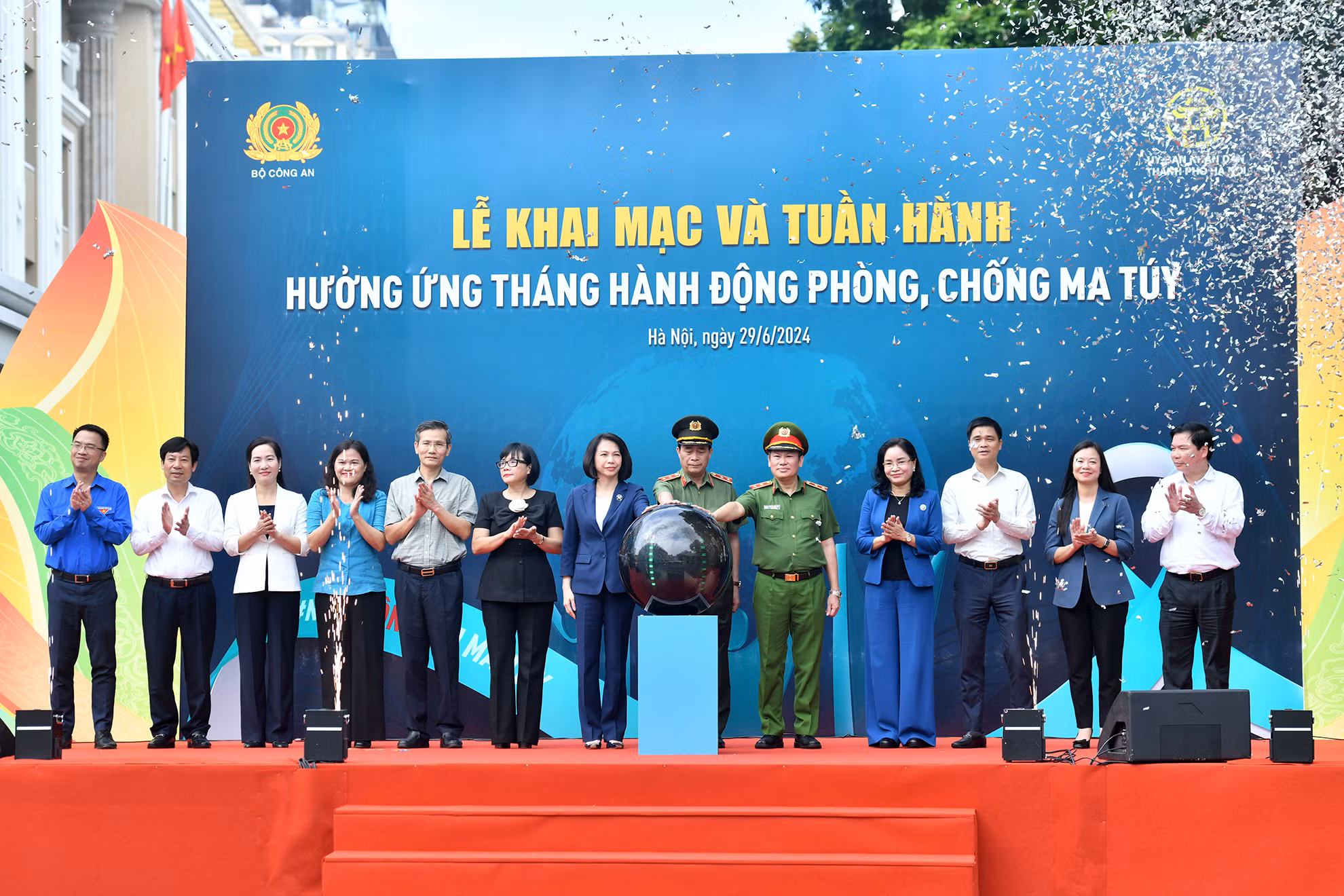 Các đại biểu thực hiện nghi thức khởi động chương trình “Chung một quyết tâm - Vì cộng đồng không ma túy”, hưởng ứng Tháng hành động phòng, chống ma túy. Các đại biểu thực hiện nghi thức khởi động chương trình “Chung một quyết tâm - Vì cộng đồng không ma túy”, hưởng ứng Tháng hành động phòng, chống ma túy.
