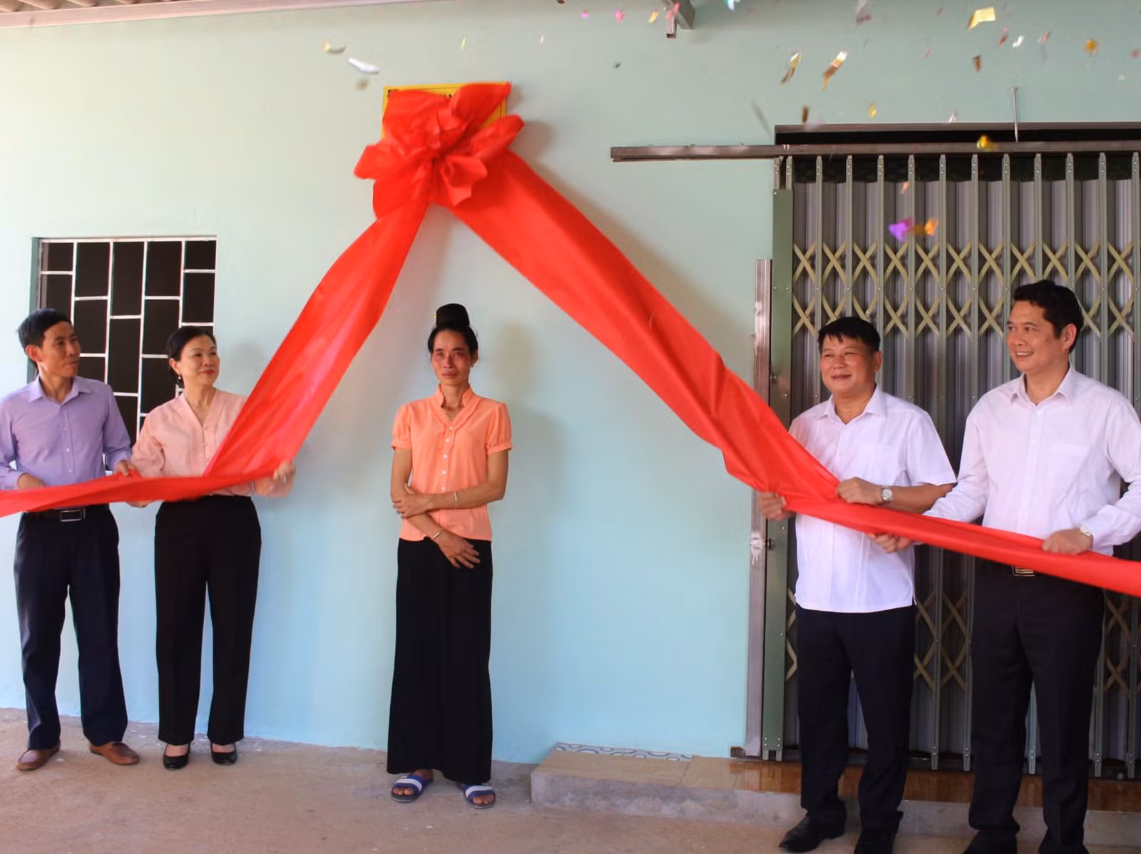 Chính quyền địa phương bàn giao nhà cho gia đình chị Ngần Thị Tối, dân tộc Thái, bản Hua Chai, xã Mường Giàng, huyện Quỳnh Nhai, tỉnh Sơn La.