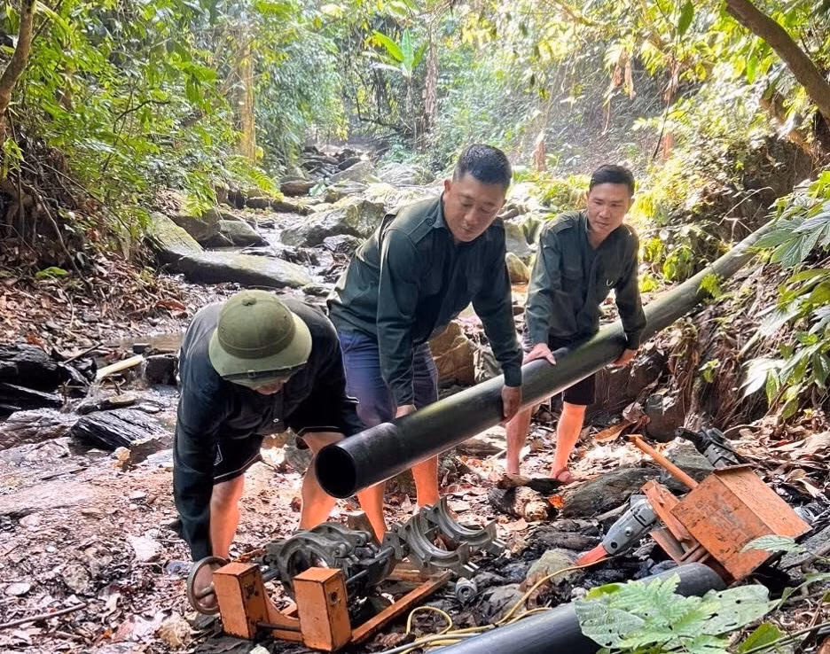 Công nhân Công ty Cổ phần cấp nước Điện Biên thi công đường ống dẫn nước phục vụ người dân huyện Mường Chà.