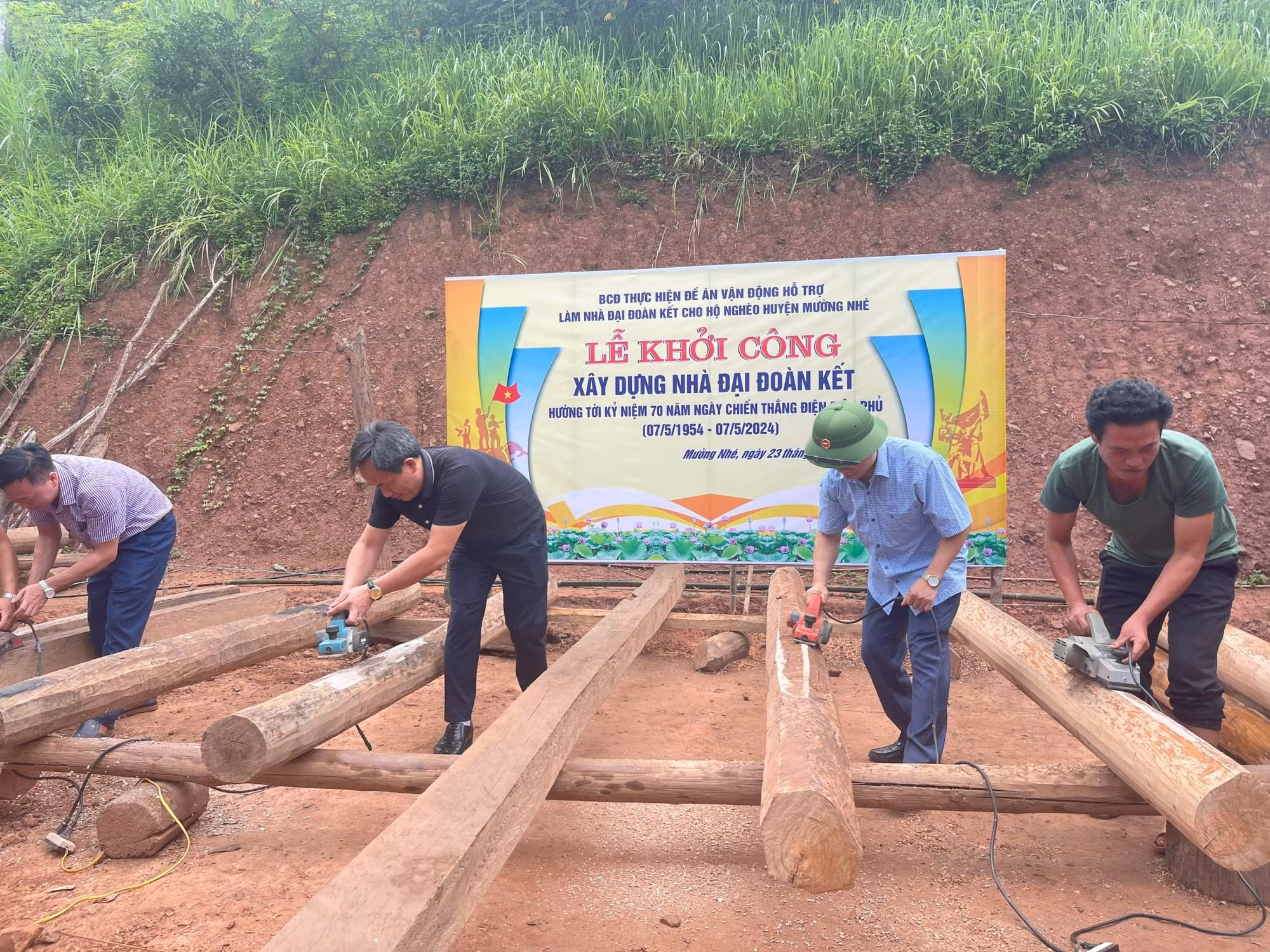 Các đồng chí lãnh đạo Ủy ban nhân dân tỉnh Điện Biên và lãnh đạo Huyện ủy Mường Nhé chung tay làm nhà ở cho hộ nghèo tại huyện Mường Nhé, tỉnh Điện Biên.