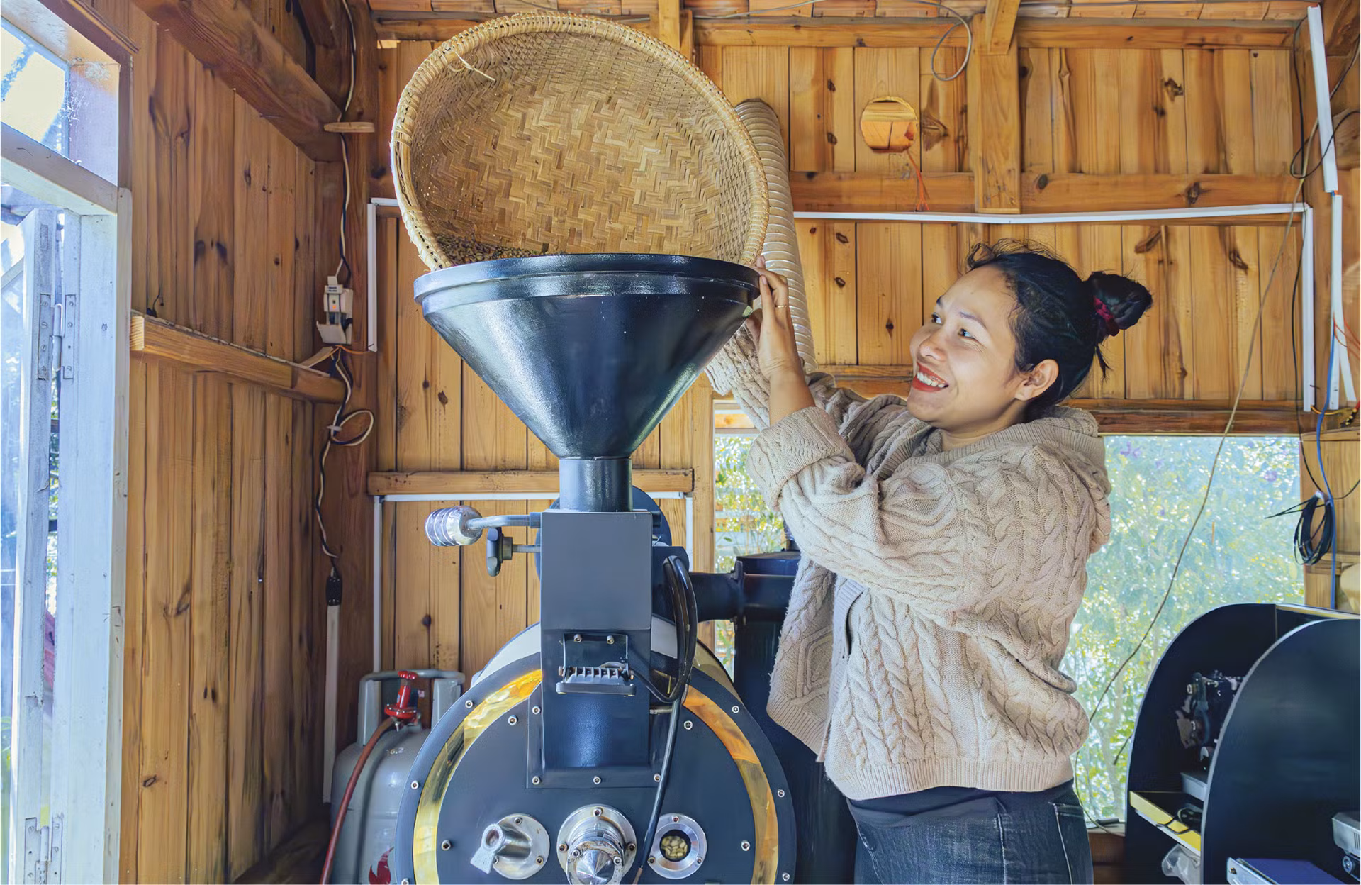 Dự án Café-REDD đã hỗ trợ nhiều thiết bị đầu vào, máy móc sản xuất và những lớp tập huấn cho người dân và doanh nghiệp. (Ảnh: SNV) Dự án Café-REDD đã hỗ trợ nhiều thiết bị đầu vào, máy móc sản xuất và những lớp tập huấn cho người dân và doanh nghiệp. (Ảnh: SNV)