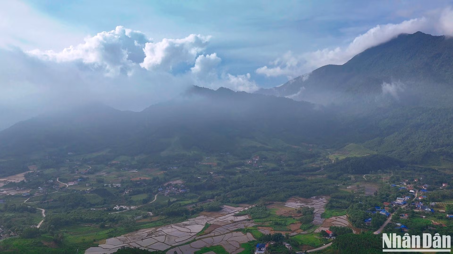 Cụm thác Động Tiên nằm ở sườn Đông Tam Đảo, thuộc địa phận xã Ký Phú, huyện Đại Từ, tỉnh Thái Nguyên. Để đến điểm đu dây vượt thác, du khách sẽ trekking khoảng 5km qua những nương chè xanh mướt miền trung du và vào sâu dưới tán rừng. Cụm thác Động Tiên nằm ở sườn Đông Tam Đảo, thuộc địa phận xã Ký Phú, huyện Đại Từ, tỉnh Thái Nguyên. Để đến điểm đu dây vượt thác, du khách sẽ trekking khoảng 5km qua những nương chè xanh mướt miền trung du và vào sâu dưới tán rừng.
