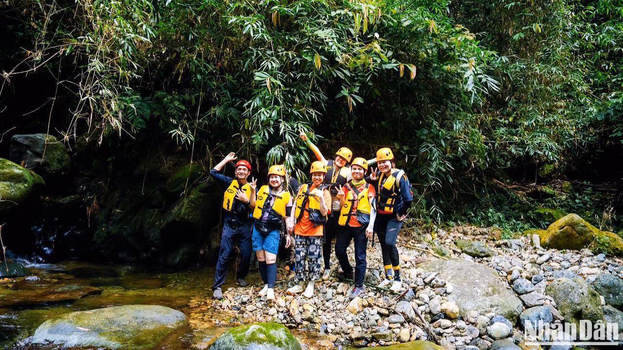 Theo anh Nguyễn Văn Thức, một thành viên sáng lập và điều hành Thái Nguyên Adventure, cộng đồng đam mê du lịch mạo hiểm ở Việt Nam gần đây phát triển nhanh chóng, riêng môn canyoning rất phổ biến ở Đà Lạt (Lâm Đồng), thu hút nhiều du khách quốc tế và du khách Việt trẻ. Du lịch kết hợp canyoning đang mở rộng ra các tỉnh miền núi phía bắc. Theo anh Nguyễn Văn Thức, một thành viên sáng lập và điều hành Thái Nguyên Adventure, cộng đồng đam mê du lịch mạo hiểm ở Việt Nam gần đây phát triển nhanh chóng, riêng môn canyoning rất phổ biến ở Đà Lạt (Lâm Đồng), thu hút nhiều du khách quốc tế và du khách Việt trẻ. Du lịch kết hợp canyoning đang mở rộng ra các tỉnh miền núi phía bắc.