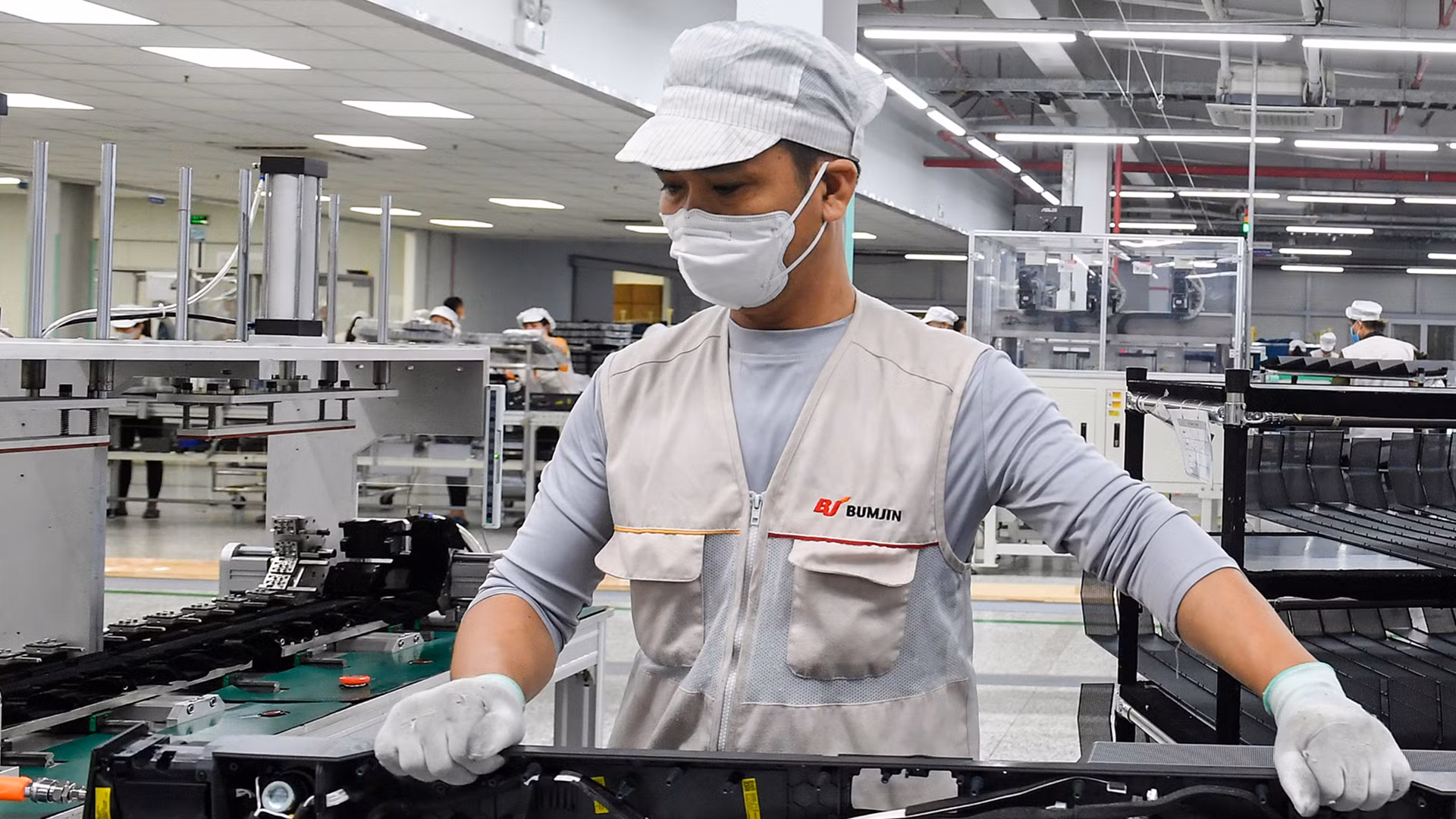 Lao động tại Công ty TNHH Bumjin Electronics Vina, Hàn Quốc, tại Quảng Ninh. (Ảnh: Thành Đạt)