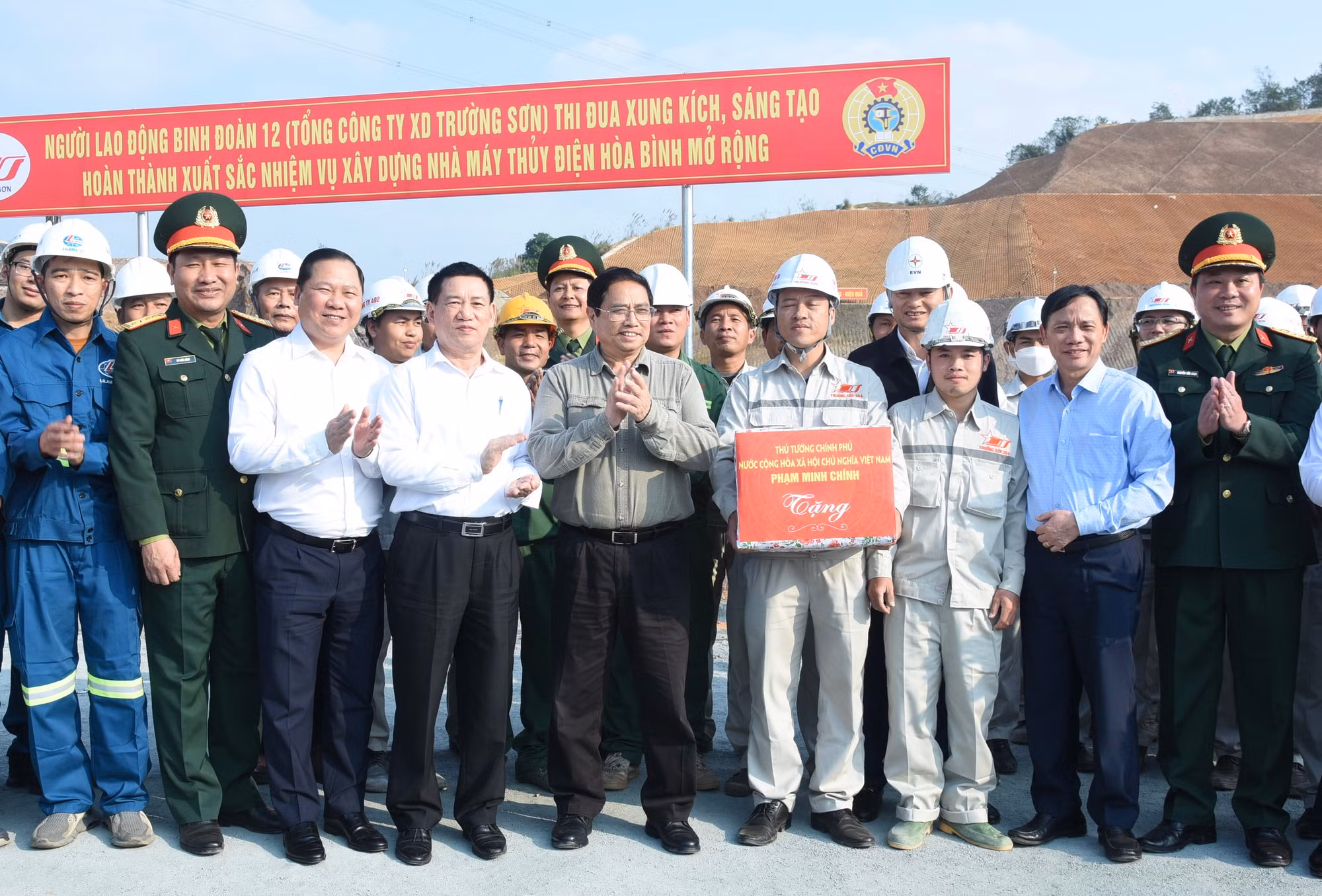 Thủ tướng Phạm Minh Chính tặng quà động viên các đơn vị tham gia thi công Nhà máy Thủy điện Hòa Bình mở rộng.