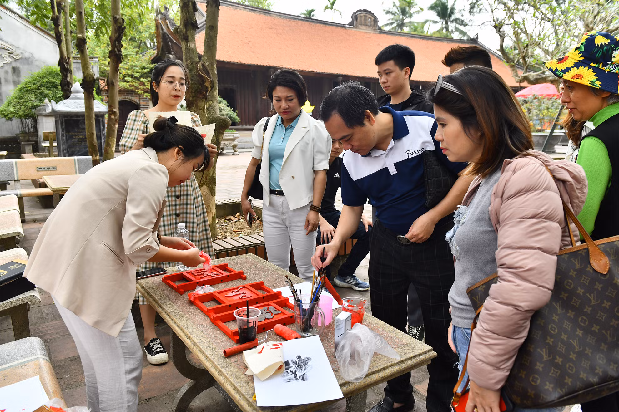 Du khách sẽ được tìm hiểu về bộ mộc bản hơn 3.000 tấm đã được UNESCO công nhận là Di sản tư liệu thuộc Chương trình Ký ức thế giới khu vực châu Á-Thái Bình Dương và trải nghiệm in mộc bản tại chùa Vĩnh Nghiêm.