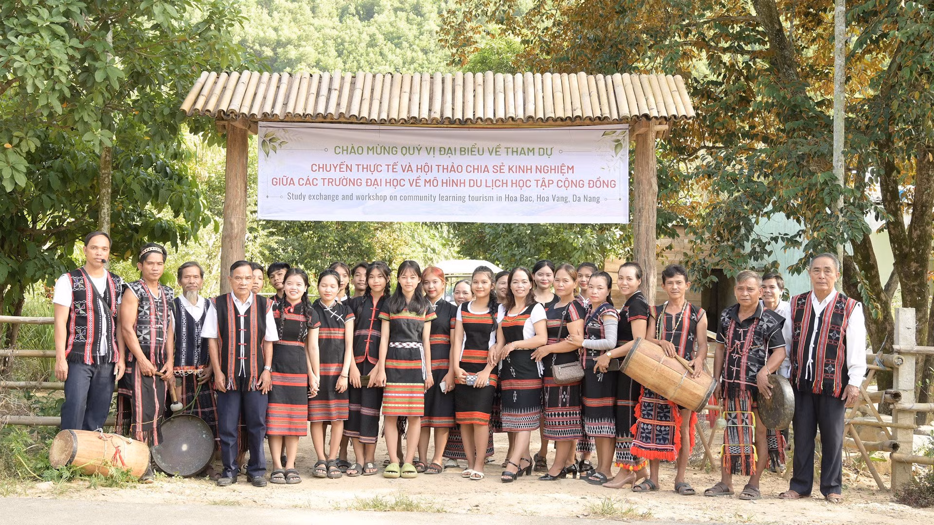 Người Cơ Tu tham gia làm du lịch cộng đồng.